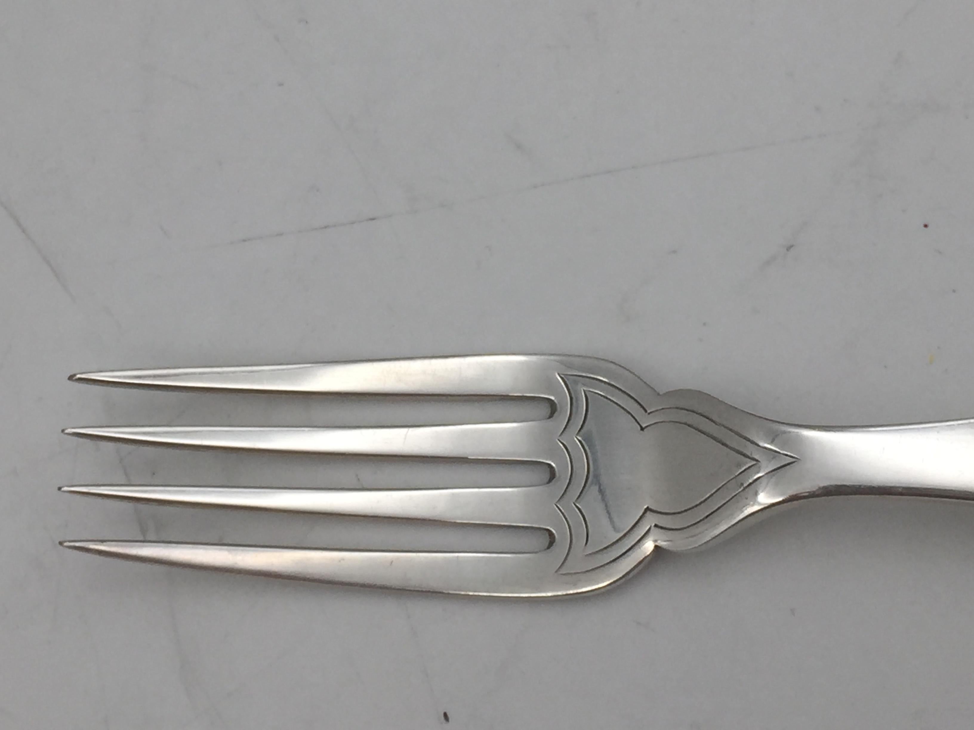 English Sterling Silver 24-Piece 1928 Fish Set Similar to Tiffany Kings Pattern In Good Condition For Sale In New York, NY
