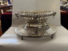 Epergne inglés de dos piezas estilo Adam de plata de ley, William Comyns & Sons