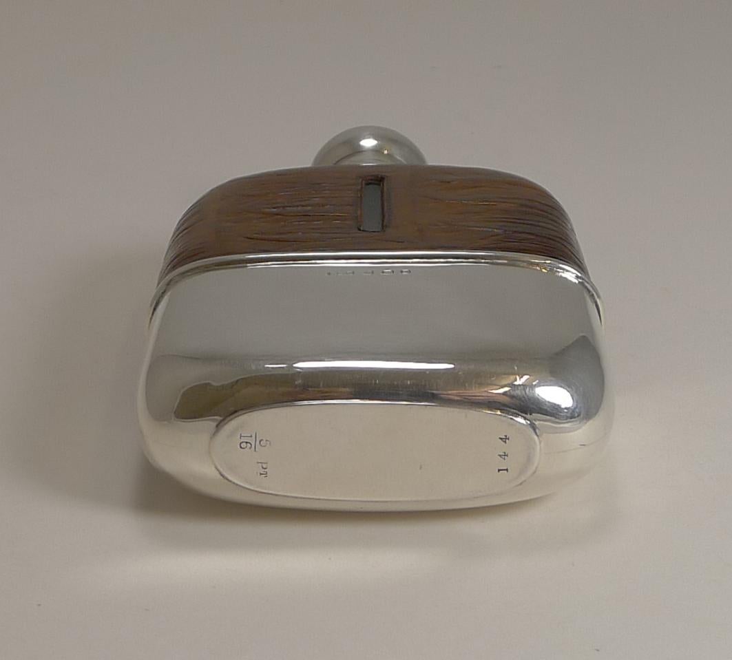 Petaca inglesa de plata de ley y piel de cocodrilo, 1929 en venta 1
