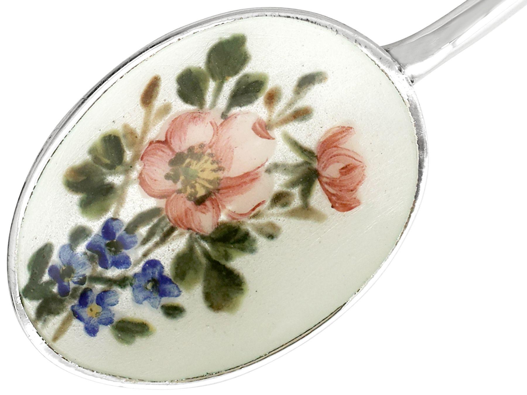 Cucharas inglesas vintage de plata de ley y esmalte para granos de café en venta 1