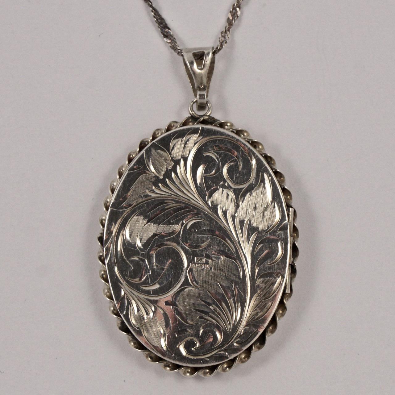 English Sterling Silver and Gold Engraved Floral Locket and Chain 1980s In Good Condition In London, GB