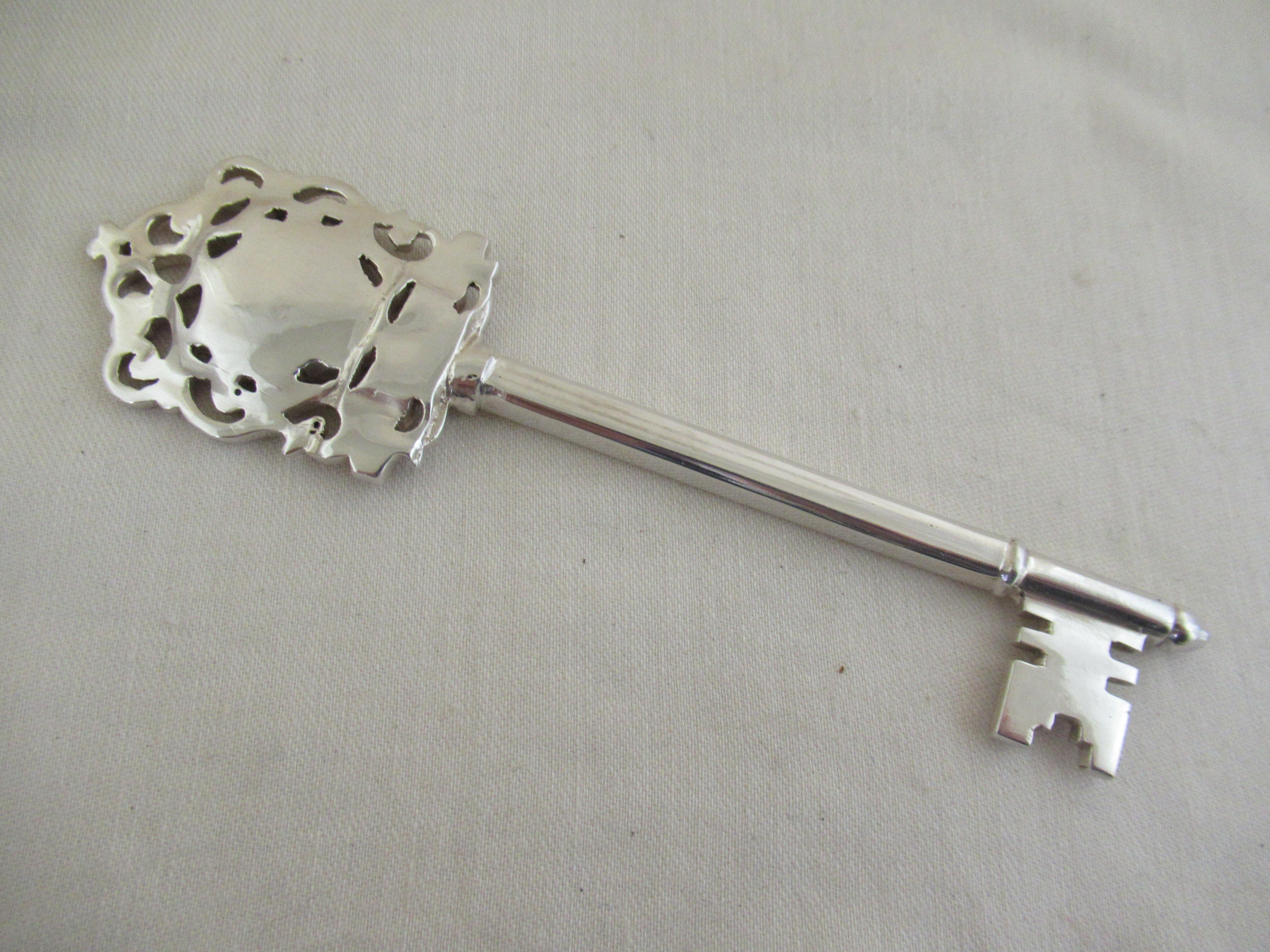 English Sterling Silver, Boxed Key of the Door, Hallmarked:- Birmingham 1923 In Excellent Condition For Sale In York, GB