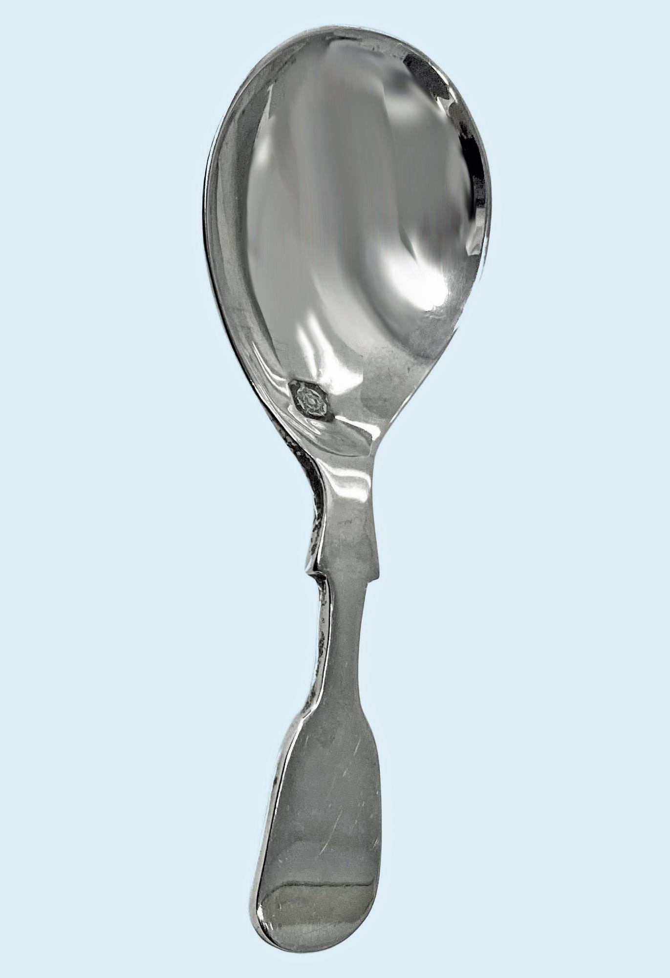 Cuchara inglesa de plata de ley, con matasellos de 1978 Francis Howard. Cuenco ovalado liso con forma de huevo.  Longitud: 3,75 pulgadas. Peso: 21 gramos. Estado: Bueno. Reflexiones puramente fotográficas