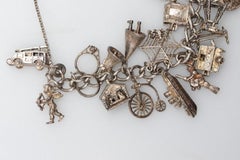 Bracciale Charm inglese in argento sterling con chiusura a cuore Bracciale antico, anni '60