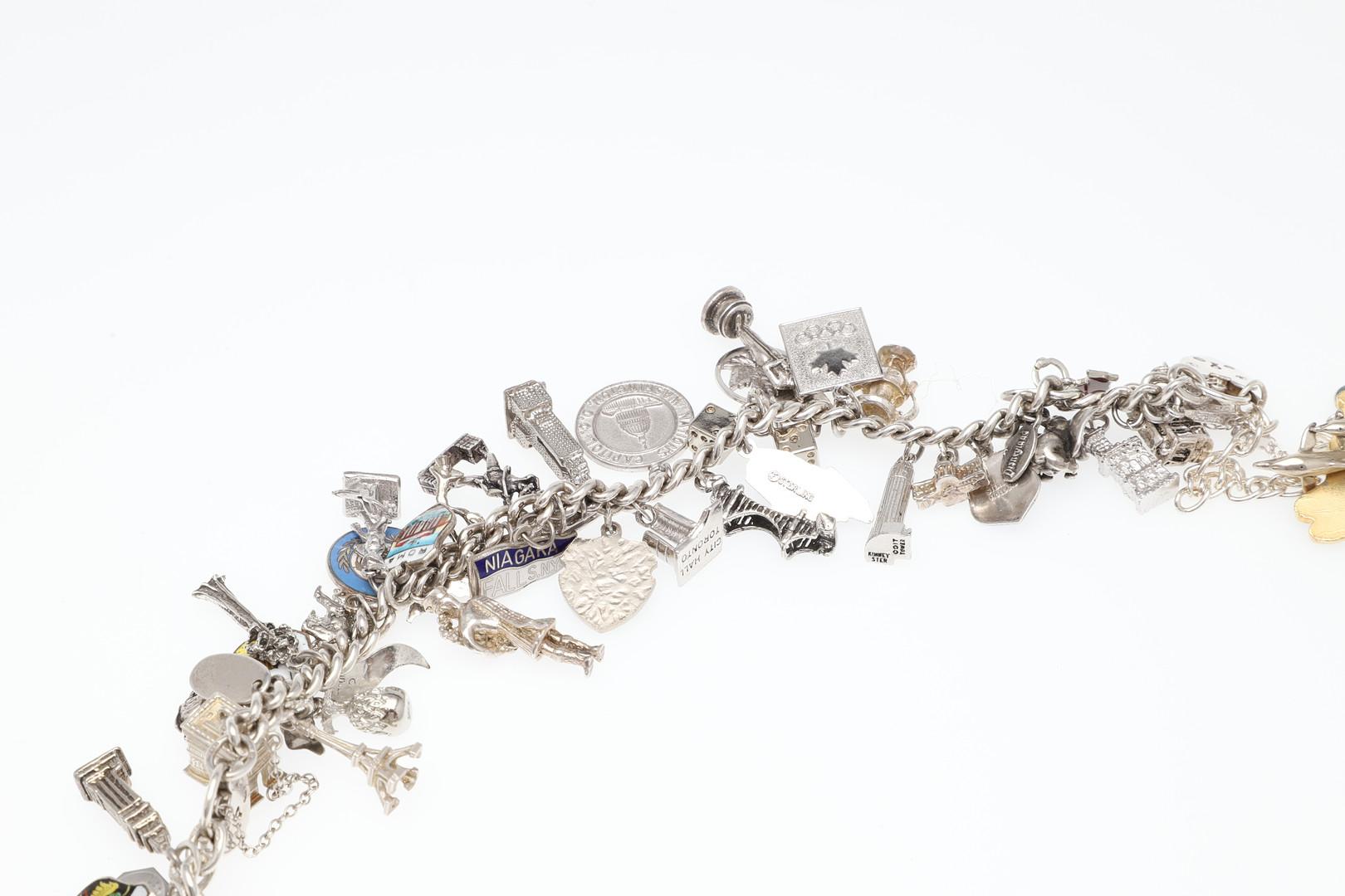 Collar inglés de plata de ley con colgante Cadena larga antigua para el cuello, década de 1860 en venta 7