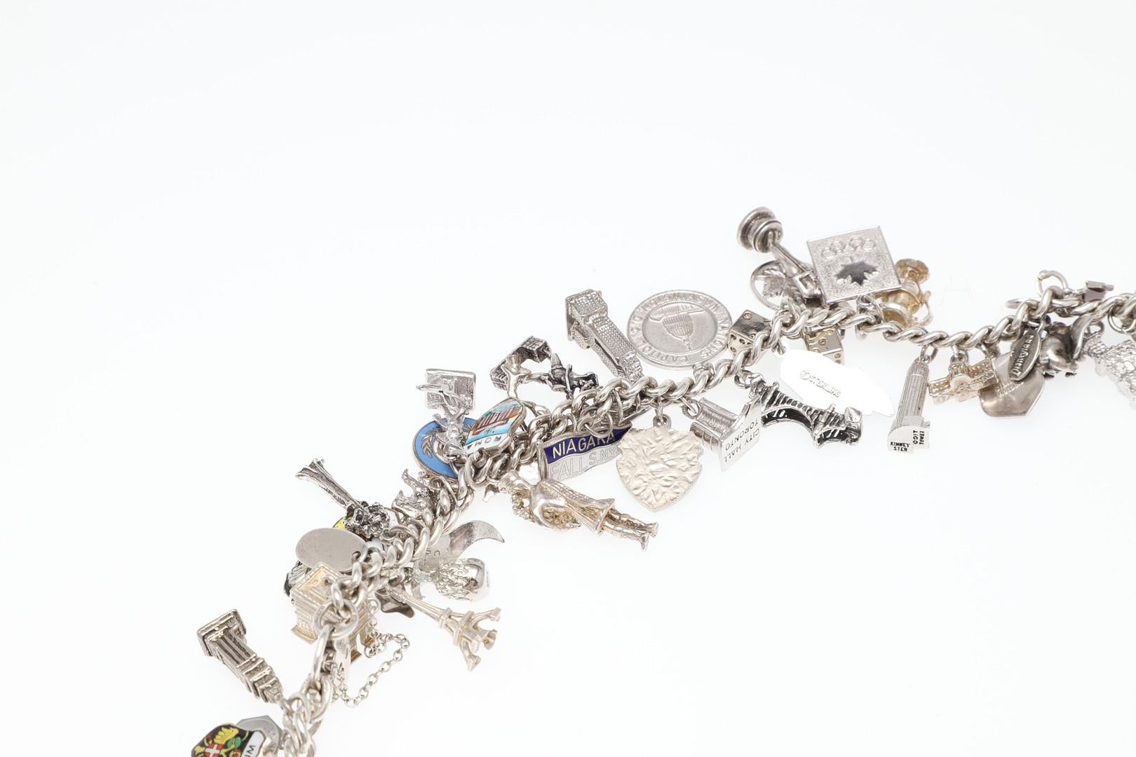 Collar inglés de plata de ley con colgante Cadena larga antigua para el cuello, década de 1860 Victoriano temprano en venta