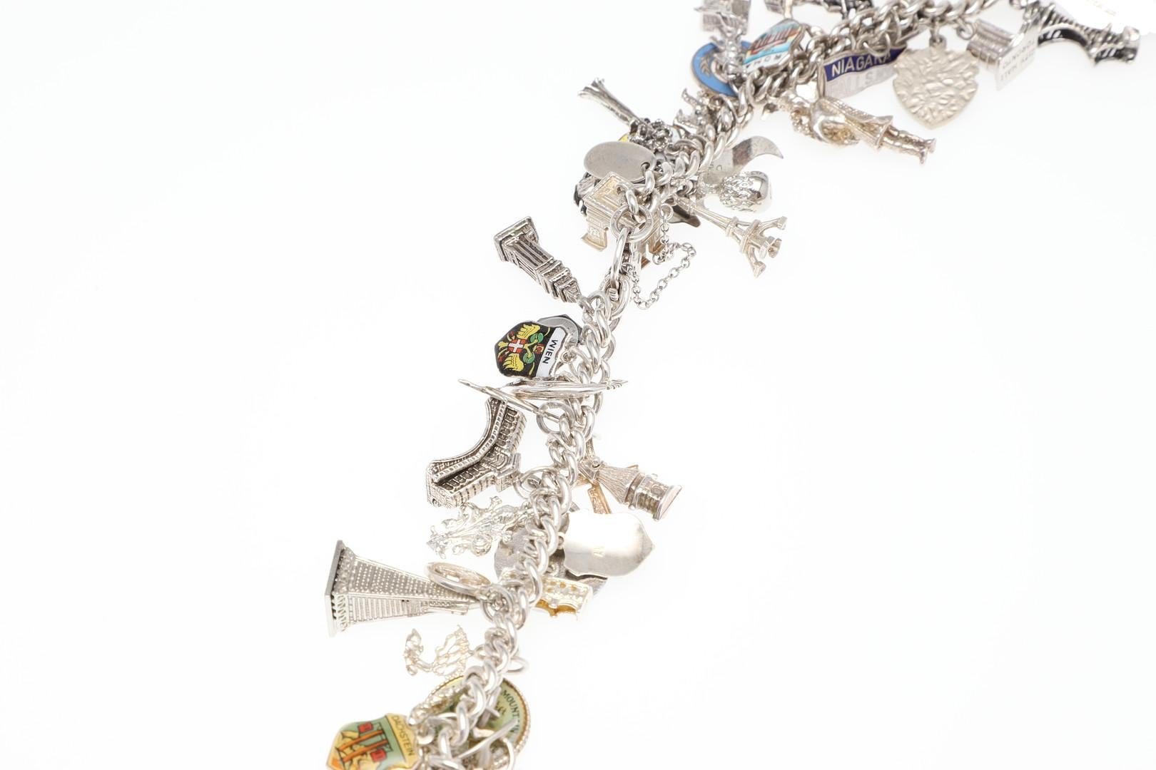 Collar inglés de plata de ley con colgante Cadena larga antigua para el cuello, década de 1860 Inglés en venta