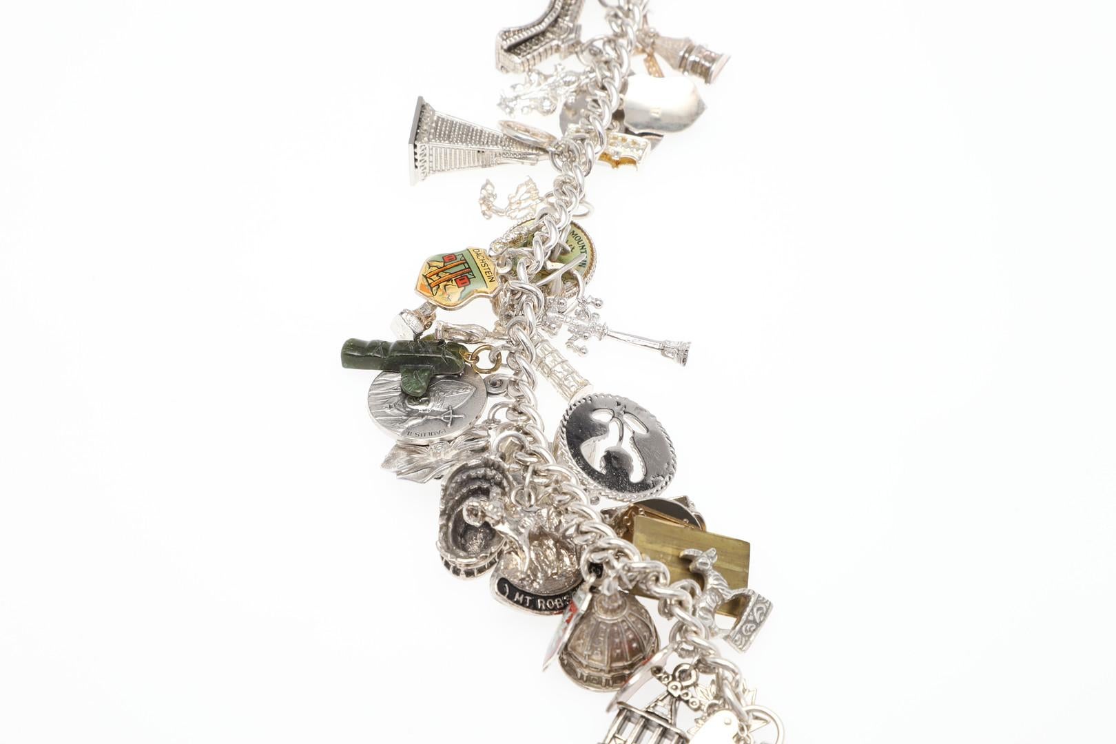Collar inglés de plata de ley con colgante Cadena larga antigua para el cuello, década de 1860 Con cuentas en venta