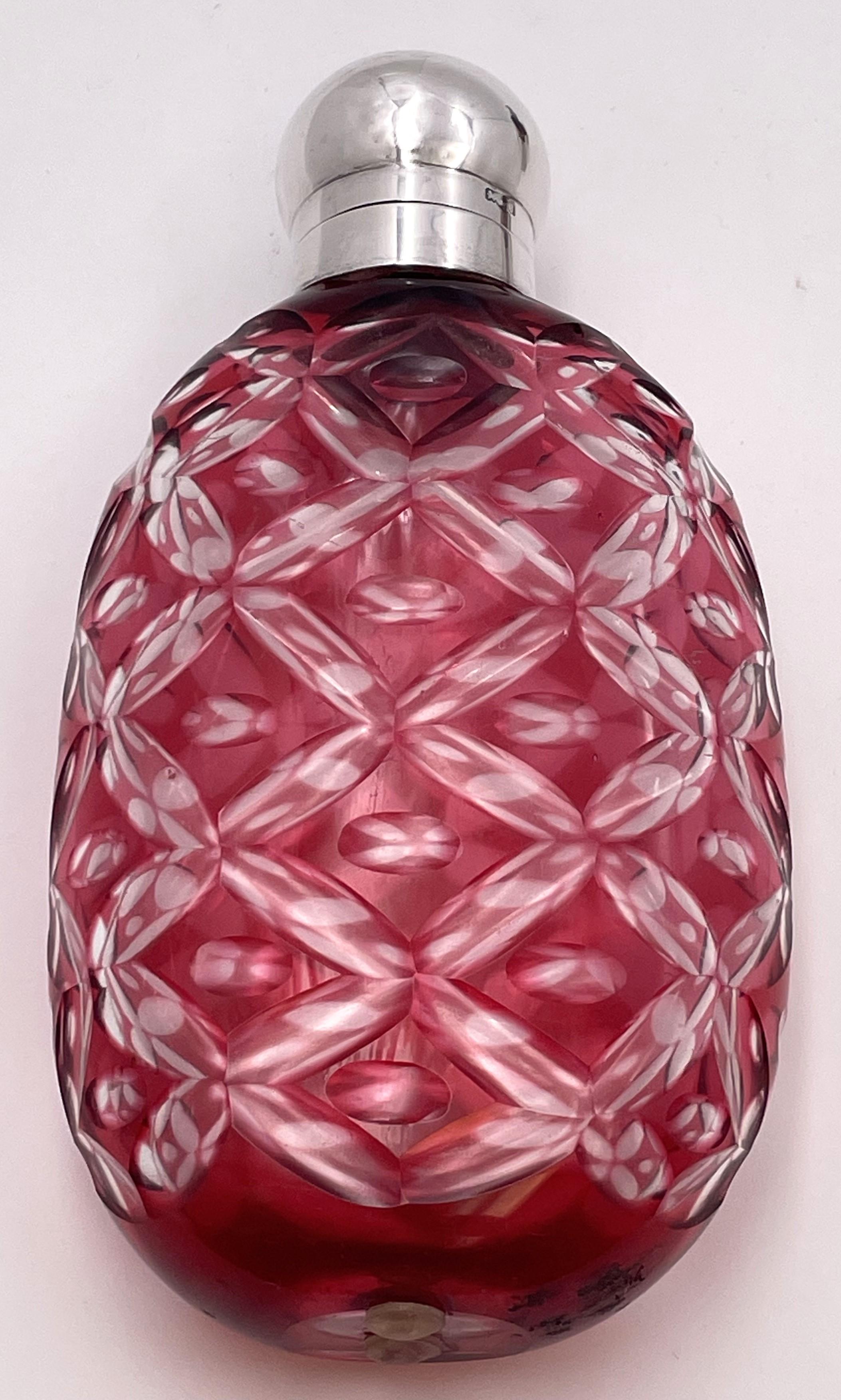 Argent sterling anglais et verre taillé de couleur canneberge, fabriqué à Birmingham en 1902. Magnifiquement exécuté, il mesure 6 3/4'' de hauteur par 3 1/2'' de largeur par 1 3/4'' de profondeur et porte des poinçons et un monogramme sur le