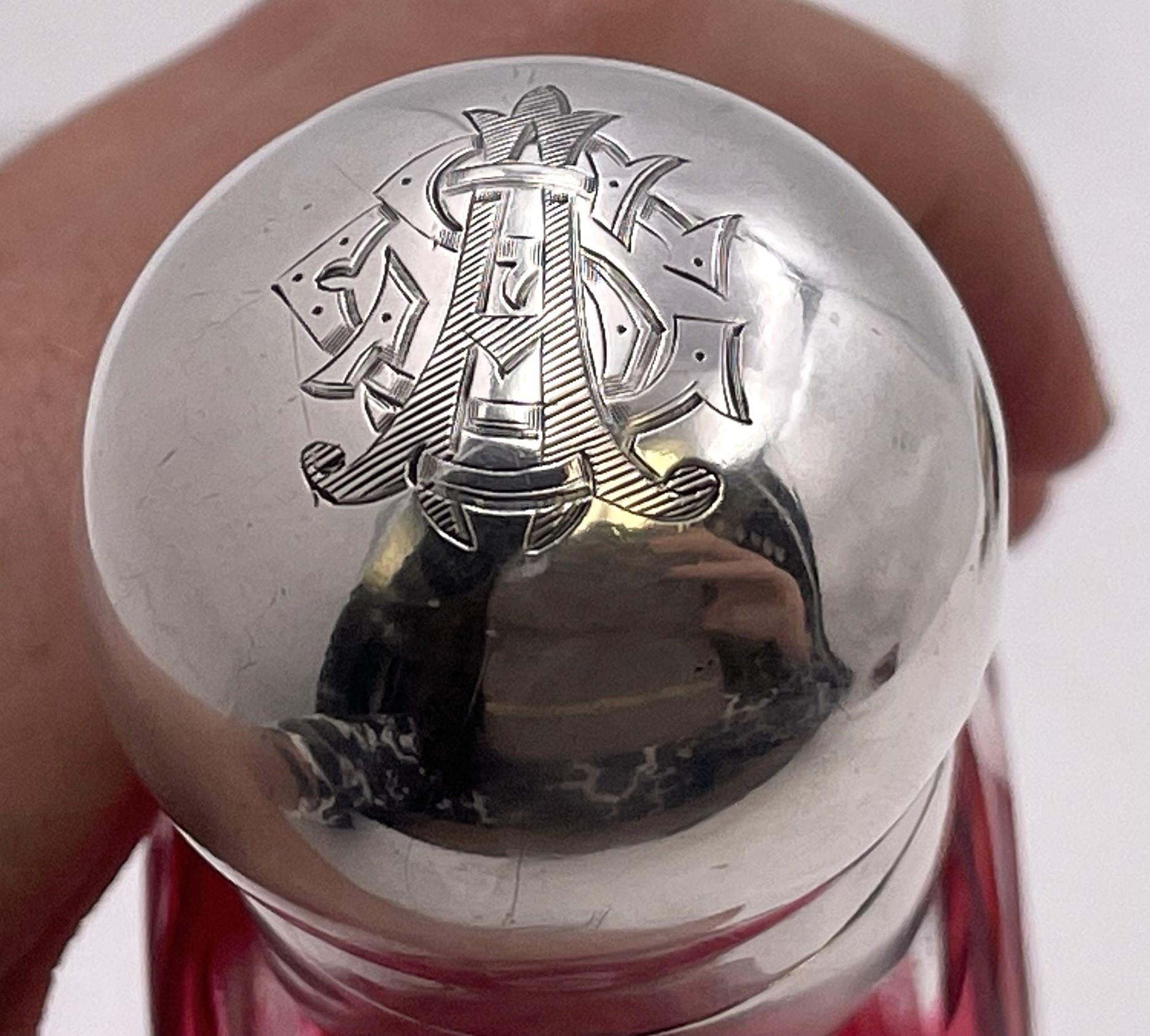 Anglais Flacon anglais en argent sterling et verre taillé à la canneberge de 1902 en vente