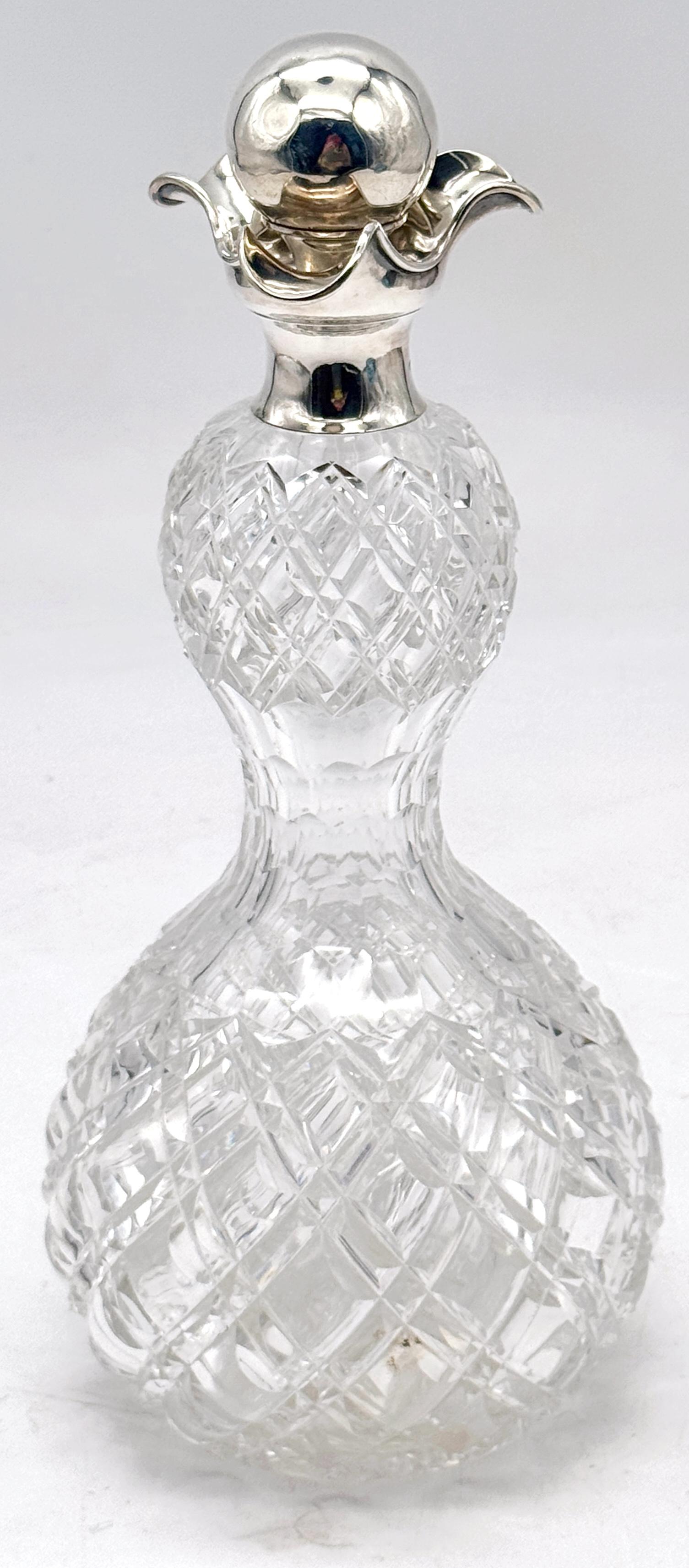 Decanter a collo di spillo in argento sterling e cristallo tagliato, Londra, 1906

Un elegante decanter edoardiano che combina la brillantezza del cristallo al piombo tagliato a mano con la raffinatezza dell'argento sterling inglese con marchio. Il