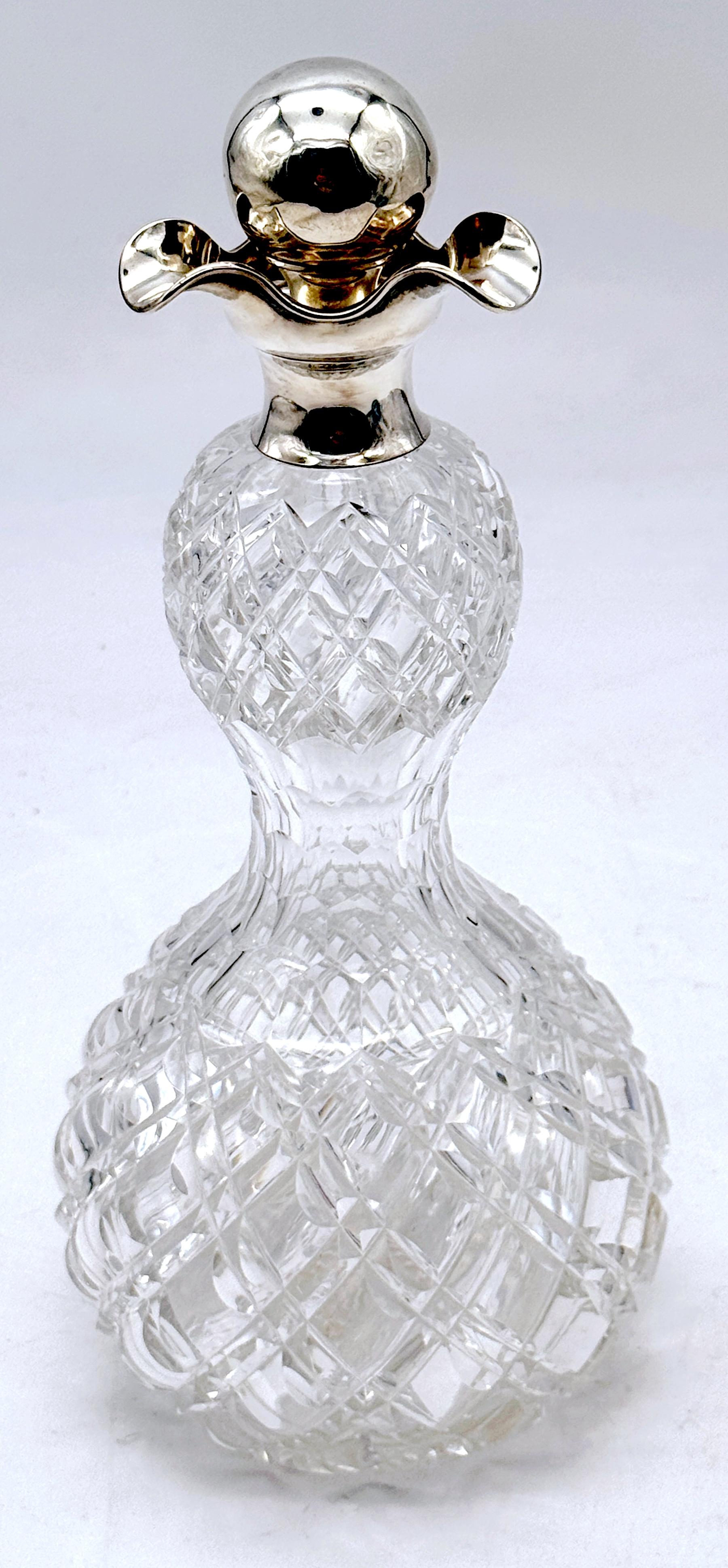 Inglese Decanter a collo di spillo in argento sterling e cristallo tagliato, Londra, 1906 in vendita