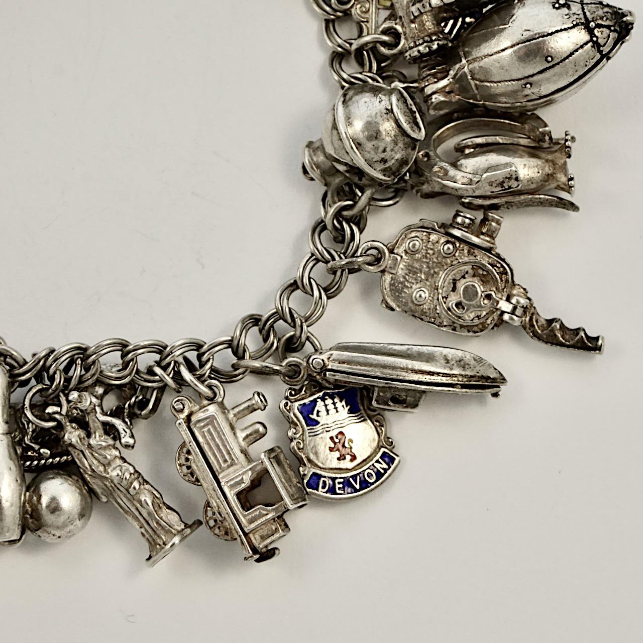 Englisches Doppelglieder-Charm-Armband aus Sterlingsilber, 1960er Jahre im Zustand „Gut“ im Angebot in London, GB