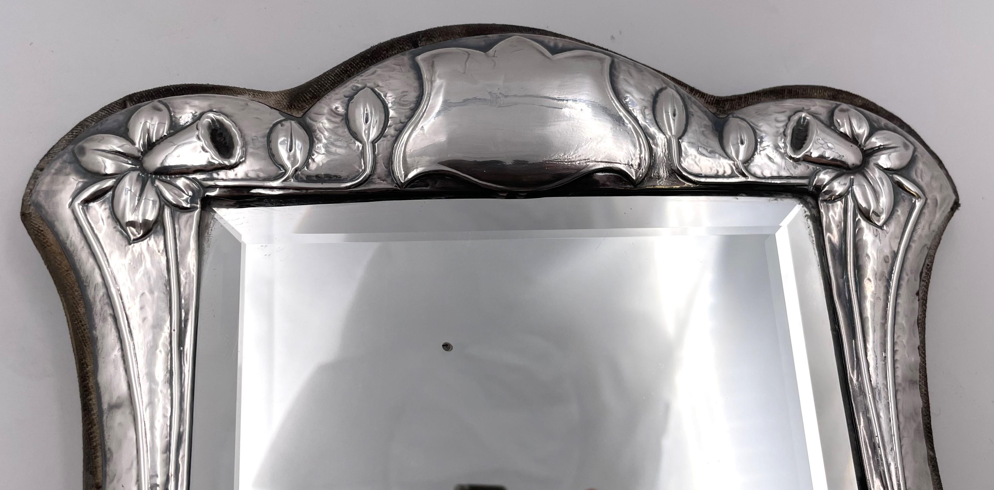 Inglese Specchio da comò inglese in argento Sterling in stile Art Nouveau con retro in feltro in vendita