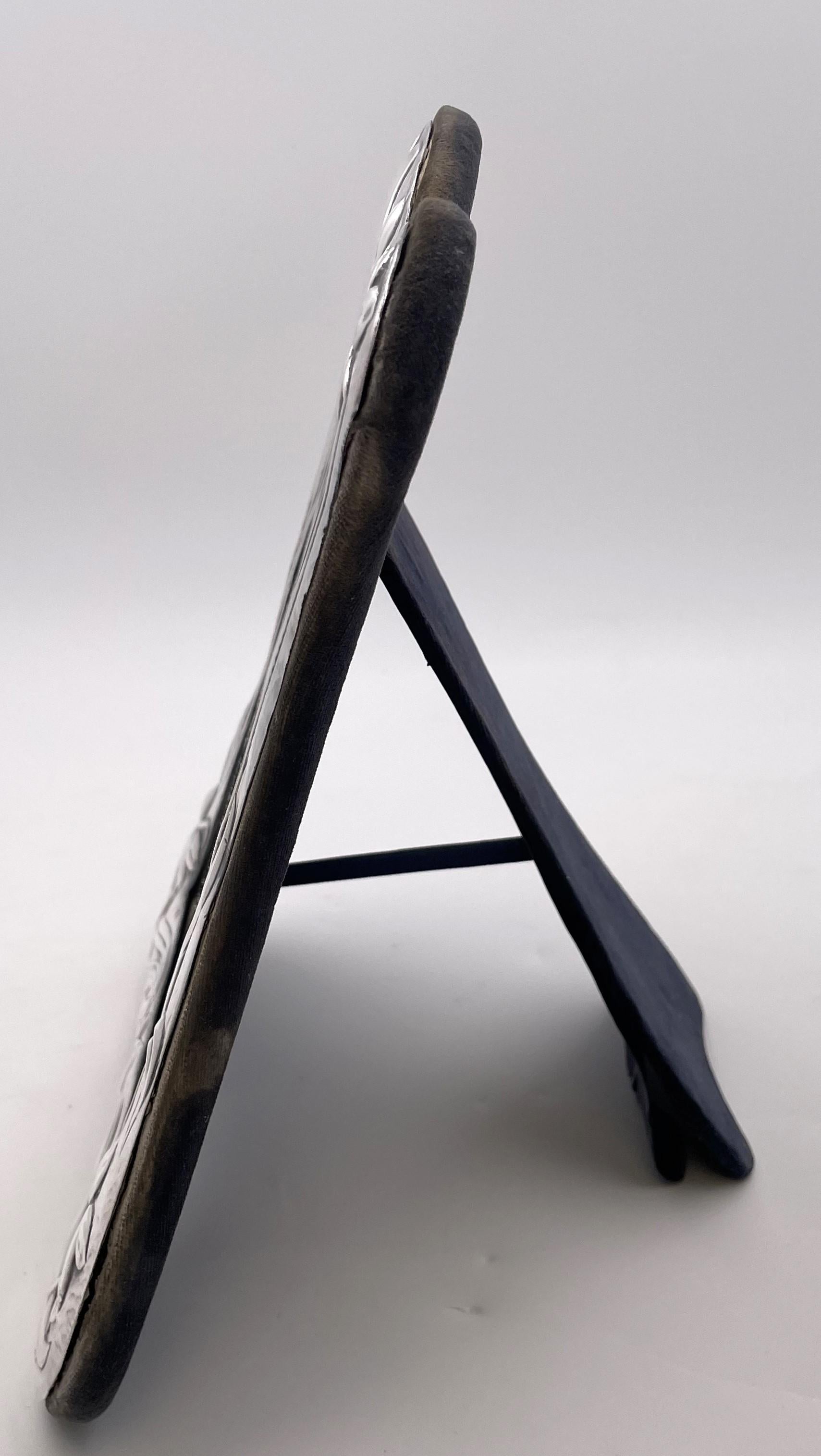 Argento Specchio da comò inglese in argento Sterling in stile Art Nouveau con retro in feltro in vendita