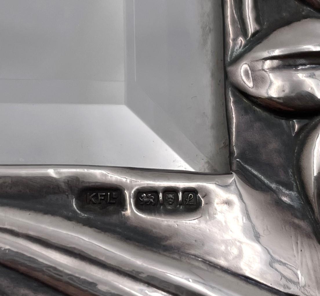 Specchio da comò inglese in argento Sterling in stile Art Nouveau con retro in feltro in vendita 2