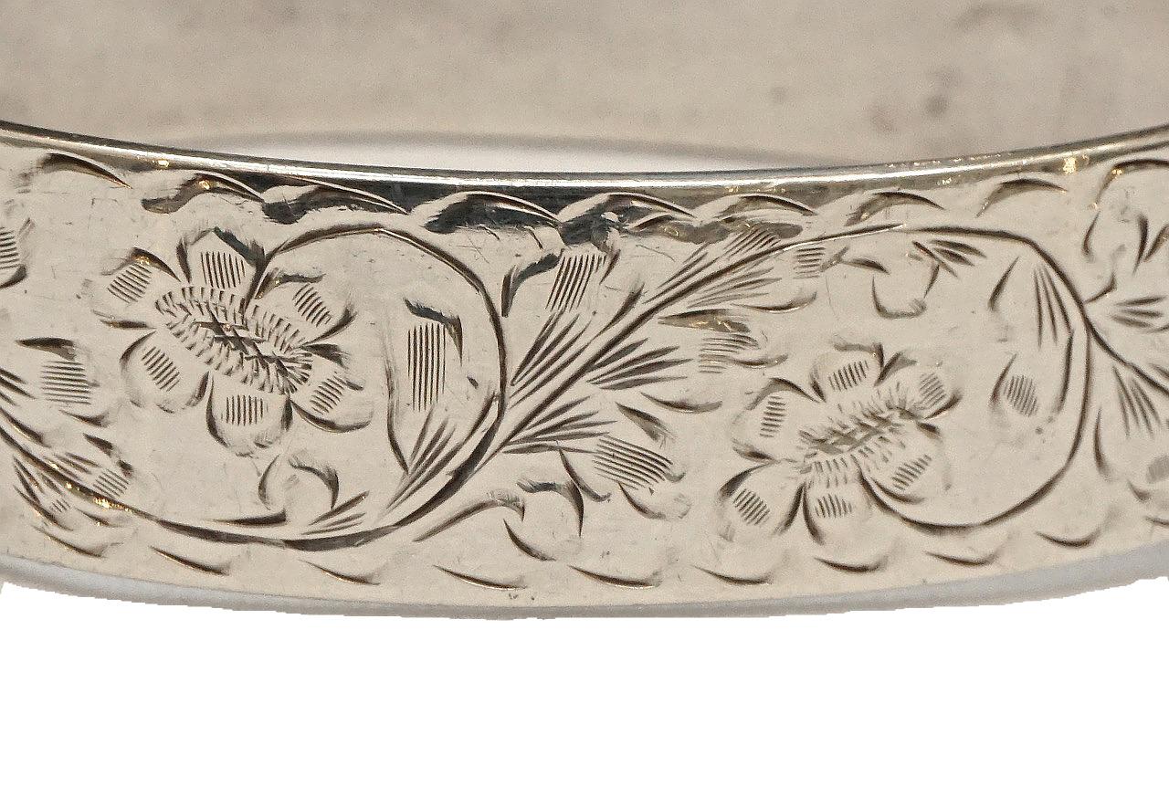 Wonderful sterling silver engraved flowers and leaves bangle bracelet with a safety chain. The engraving is on the front, the back is plain. The inside measurements are 6.4cm / 2.5 inches by 5.1cm / 2 inches, and the width is 1.6cm / .63 inch. The