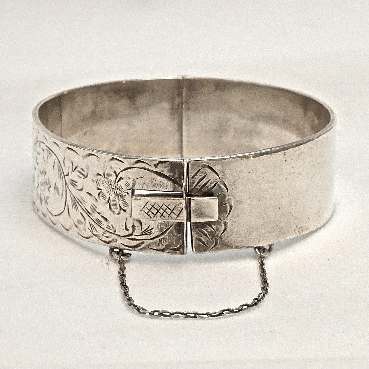 English Sterling Silver Engraved Flowers and Leaves Bangle Bracelet 1960s In Good Condition For Sale In London, GB