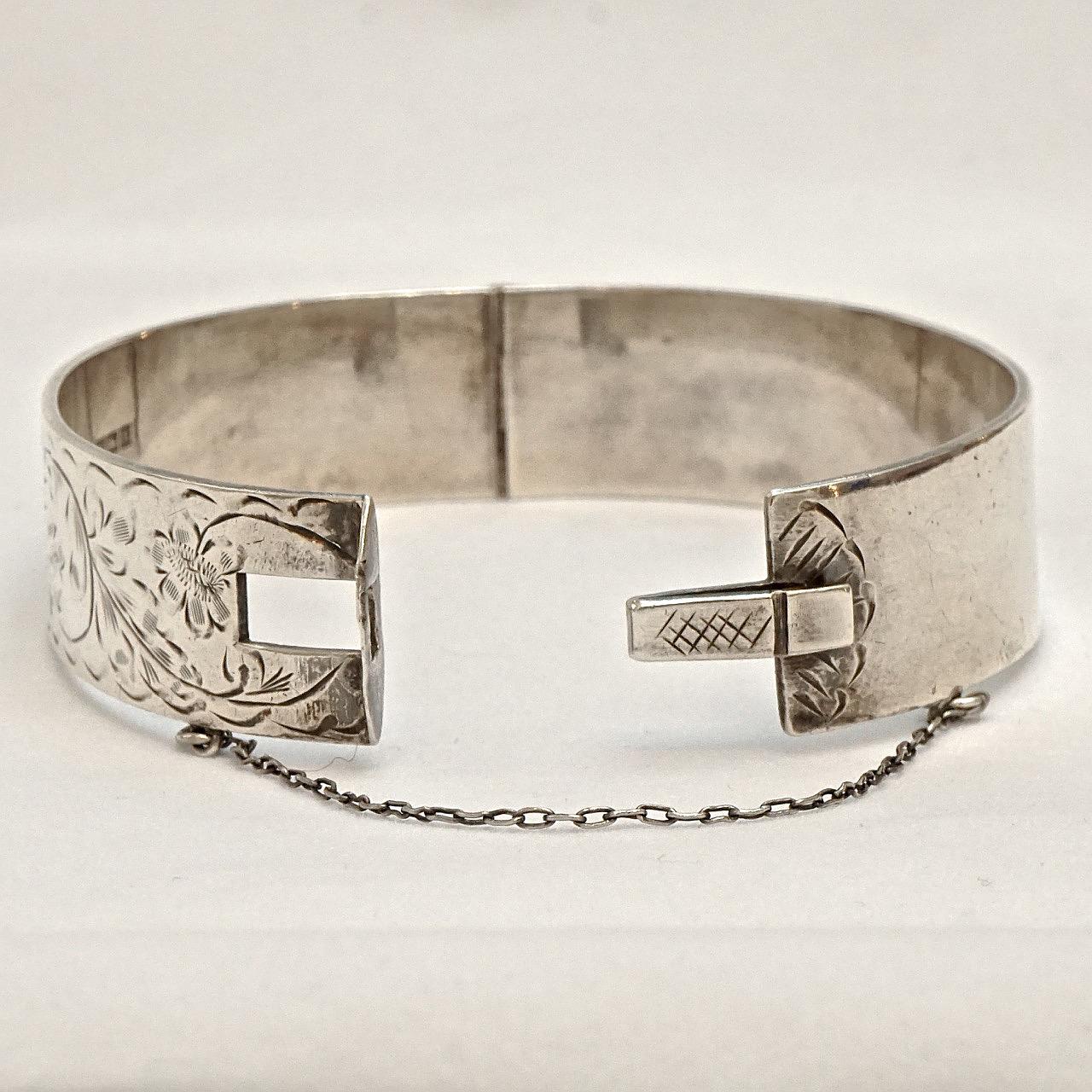 Women's or Men's English Sterling Silver Engraved Flowers and Leaves Bangle Bracelet 1960s For Sale