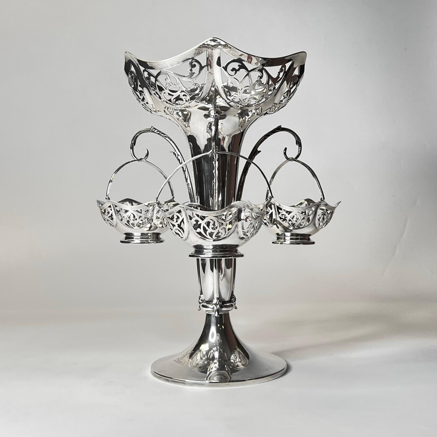 Englische Epergne aus Sterlingsilber – Goldsmiths & Silversmiths Co – 1893 (Arts and Crafts) im Angebot