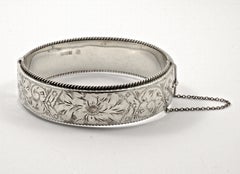Pulsera inglesa de plata de ley con pergamino floral grabado y cuerda retorcida Años 60