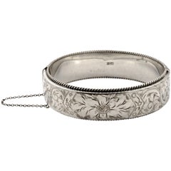 Bracciale inglese in argento 925 con incisione di rotoli floreali e corda 1960