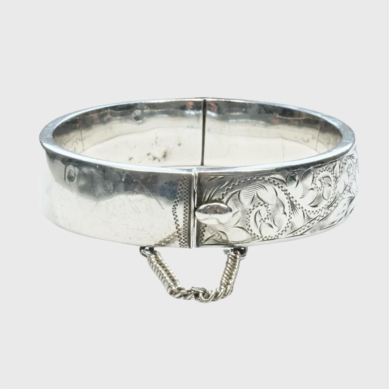 English Sterling Silver Flower Engraved Bangle Bracelet with Safety Chain 1960s In Good Condition In London, GB