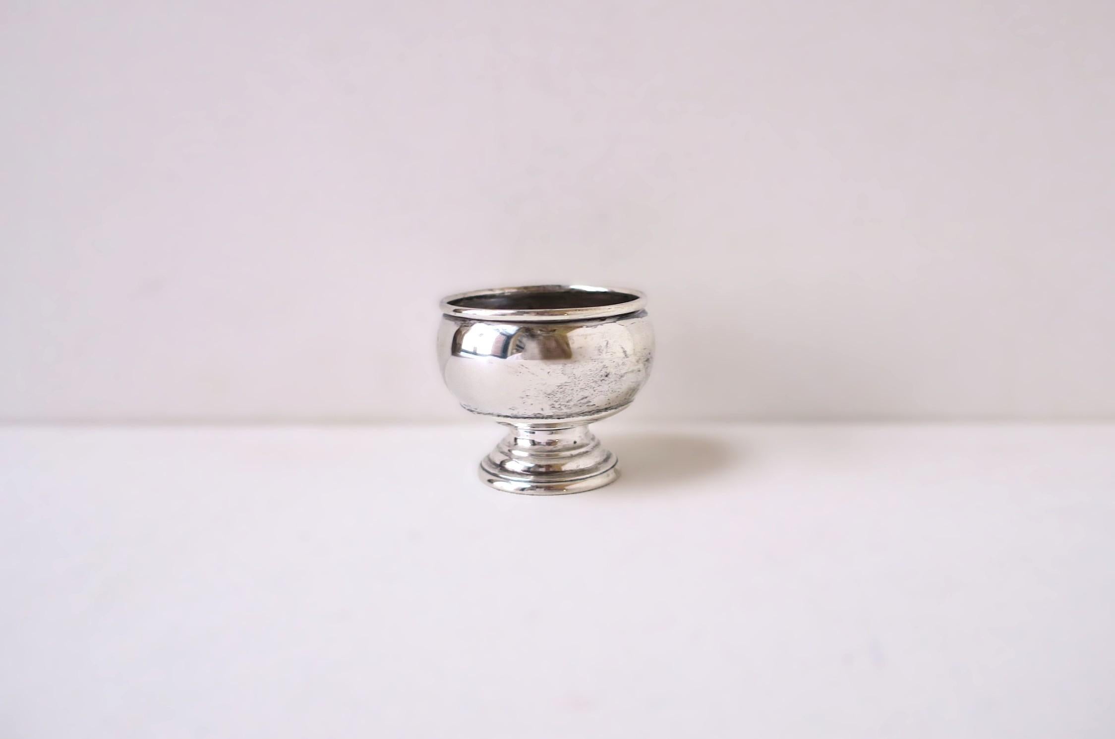 Piccolo vaso con piede in argento sterling, circa inizio-metà del XX secolo, Inghilterra. Per contenere piccoli oggetti su una vanità, un comò, un bar, un tavolo da pranzo, ecc. Con il marchio dei marcatori inglesi e la dicitura 