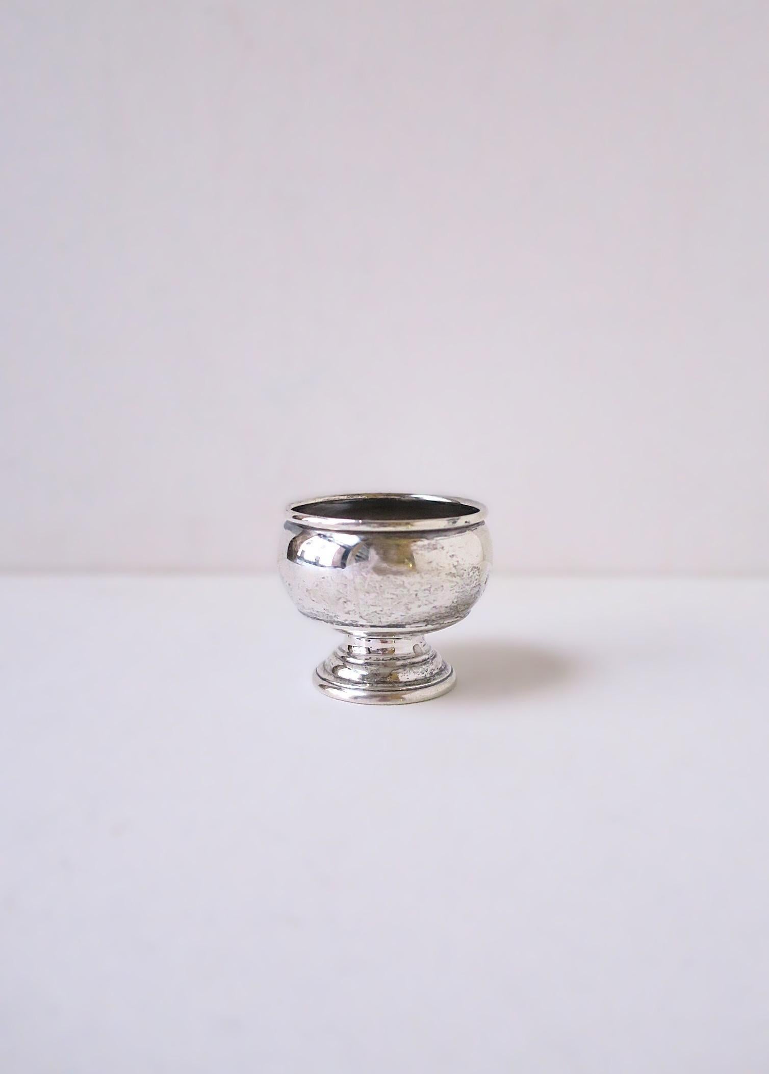Inglese Vaso a forma di ciotola con piede in argento Sterling, piccolo in vendita