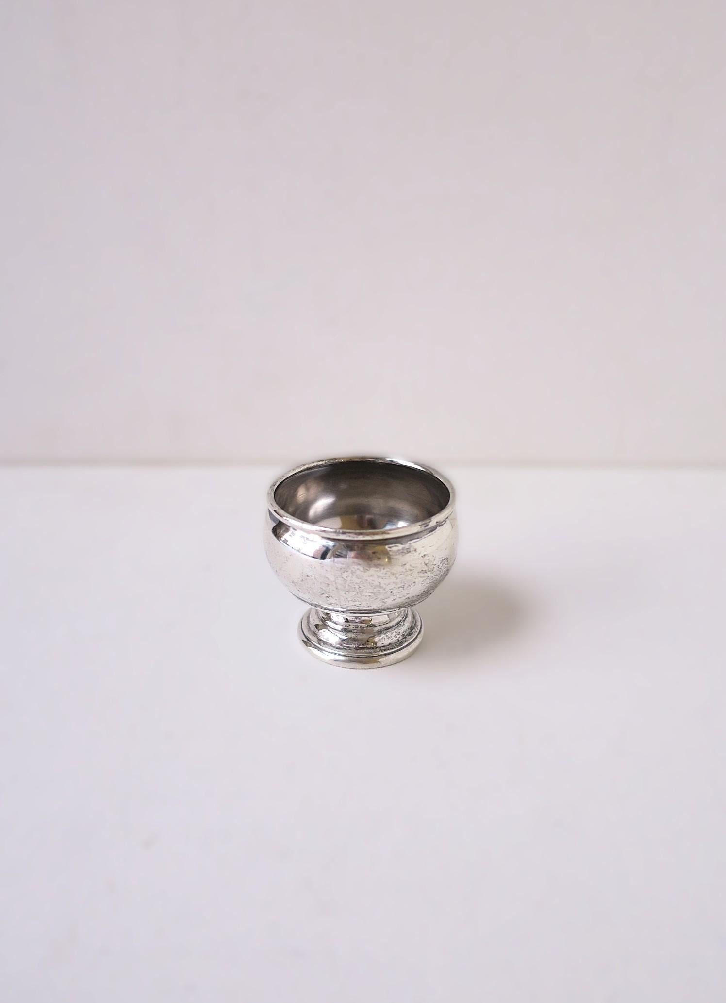 Vaso a forma di ciotola con piede in argento Sterling, piccolo In condizioni buone in vendita a New York, NY