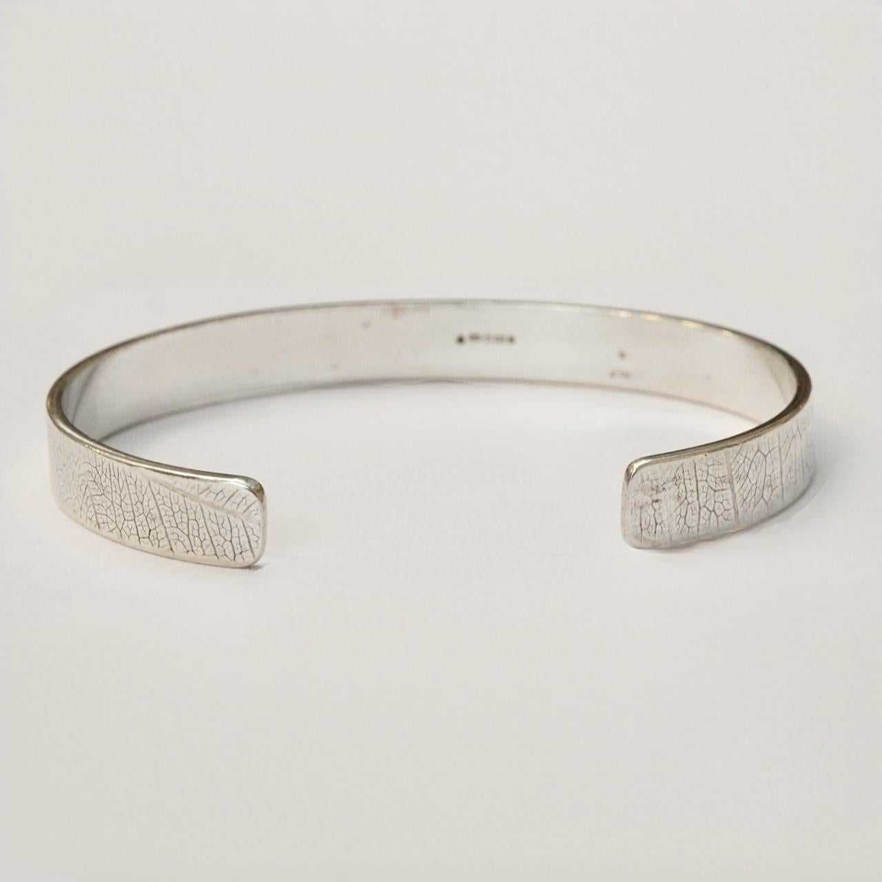 Bracciale inglese con motivo a foglie in argento sterling In condizioni buone in vendita a London, GB