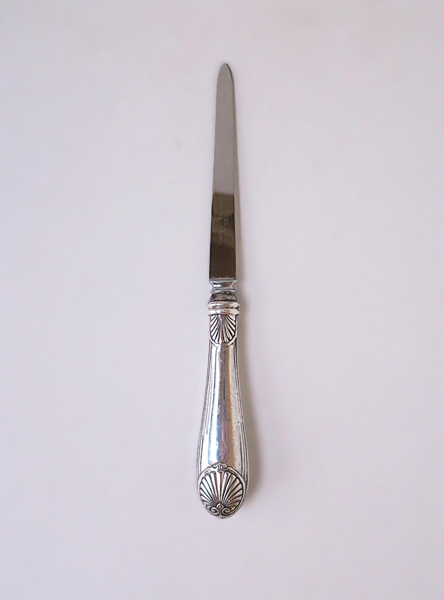 Brieföffner aus englischem Sterlingsilber mit Muschelmuster, von der Sterling Company Sheffield, Mitte bis Ende des 20. Jahrhunderts, England. Ein schöner Griff aus Sterlingsilber mit Muschelmuster auf beiden Seiten. Markiert 'Sterling' auf dem