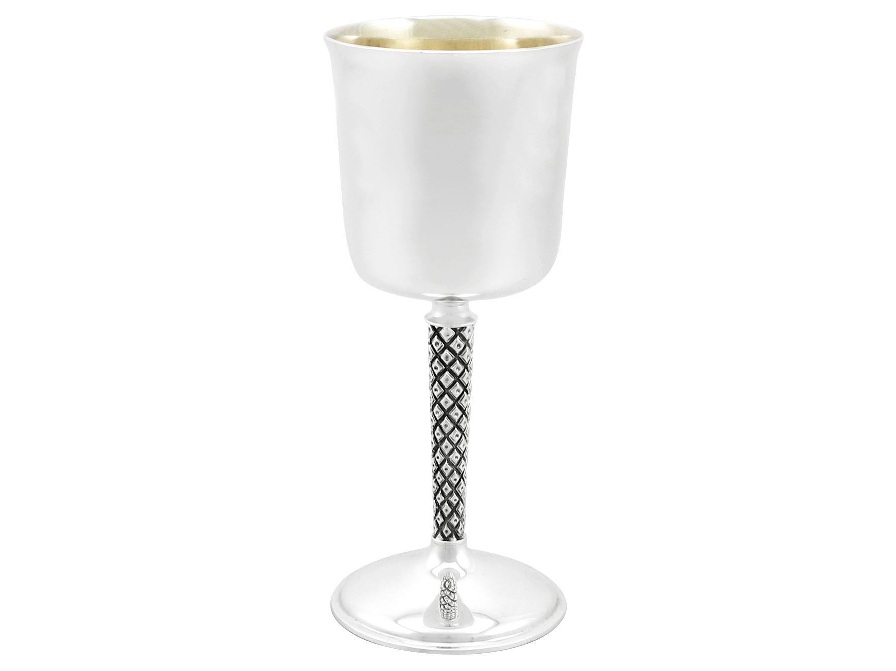 Jarra inglesa vintage de clarete de cristal montada en plata de ley y copas a juego Vaciado en venta