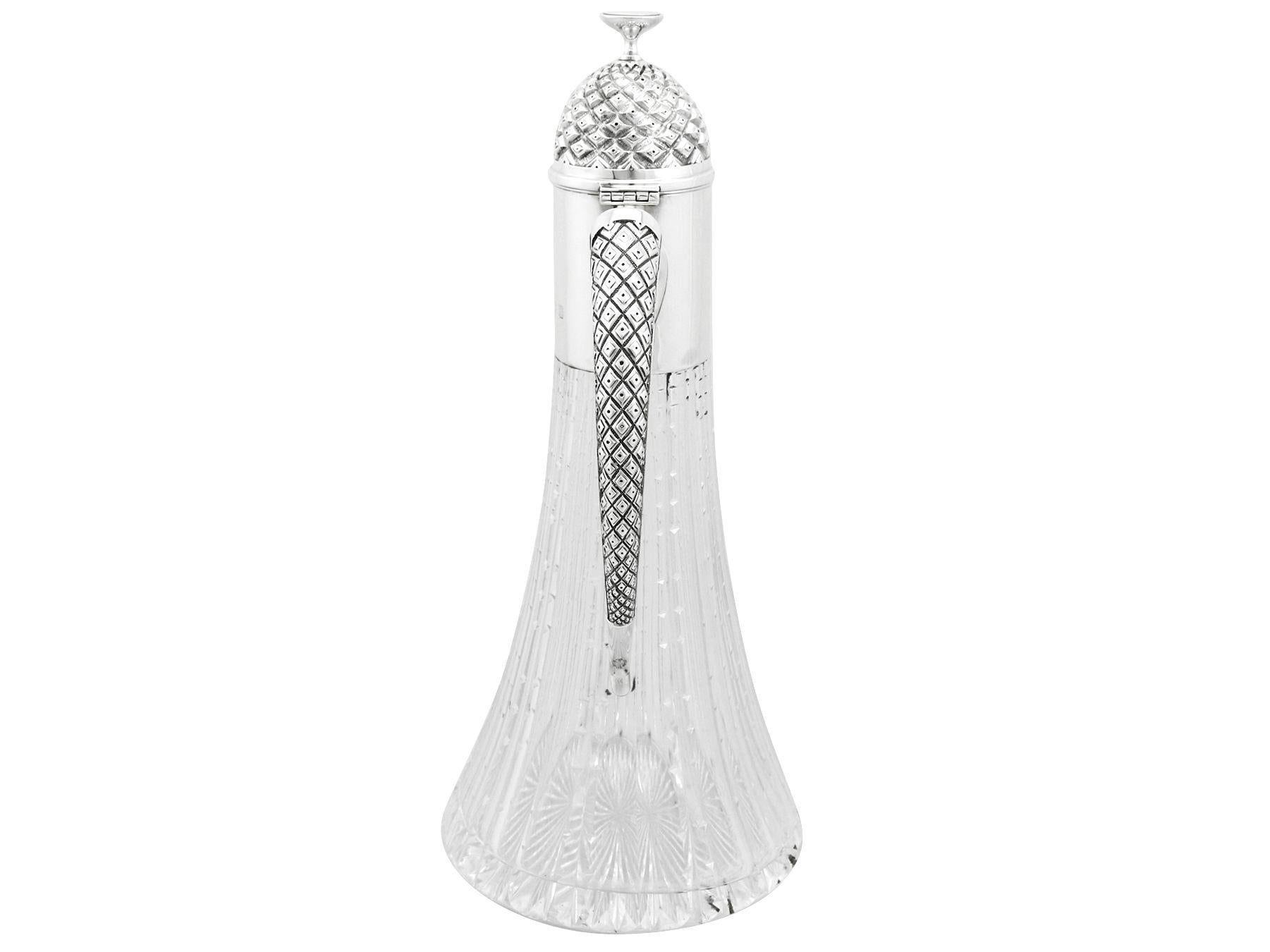 Jarra inglesa vintage de clarete de cristal montada en plata de ley y copas a juego en venta 1