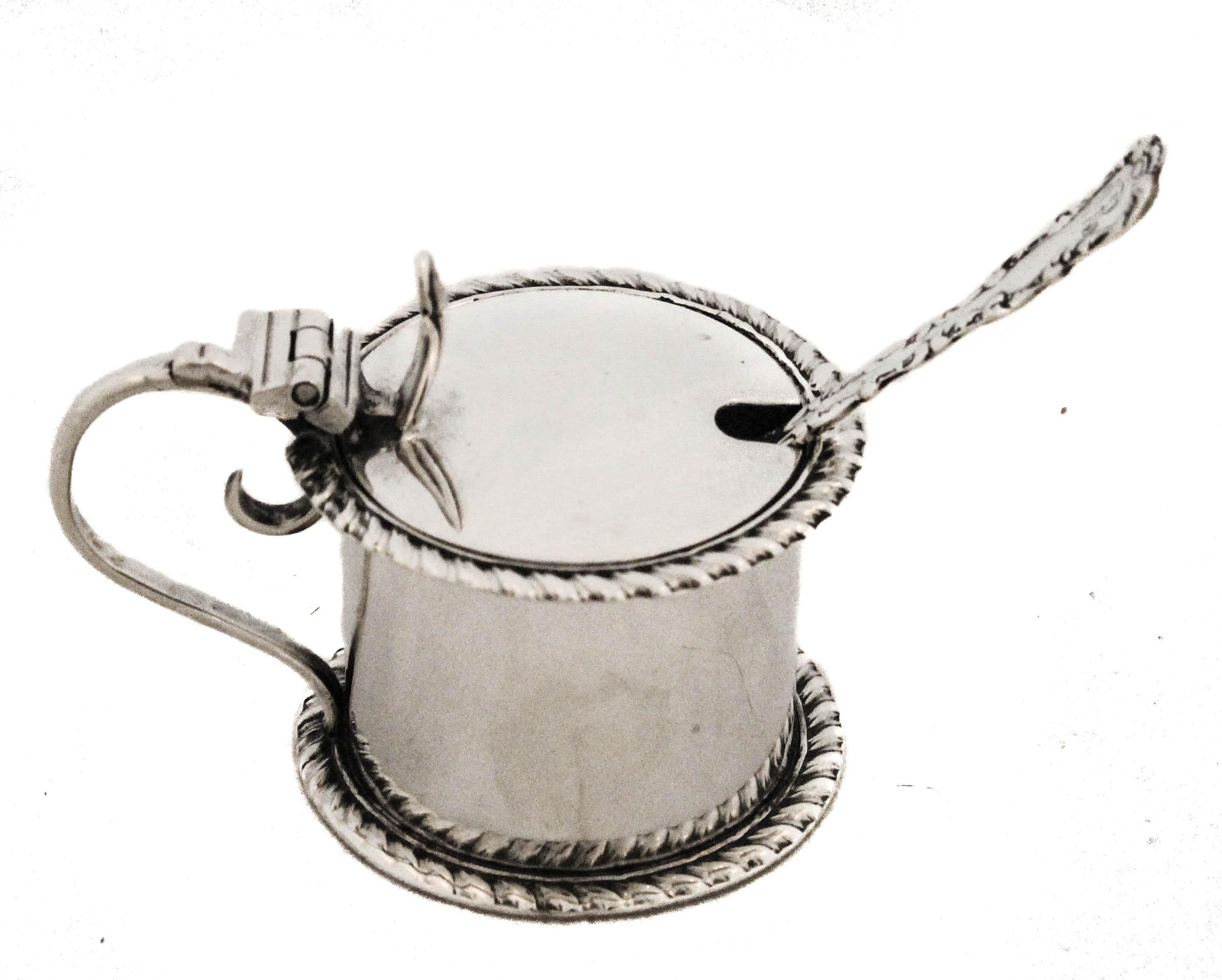 Un affascinante e ben conservato barattolo di senape inglese in argento sterling, caratterizzato da un classico bordo gadroon, da un vivace rivestimento in vetro blu cobalto e dal cucchiaio originale in argento sterling da 3 pollici. Questo pezzo è