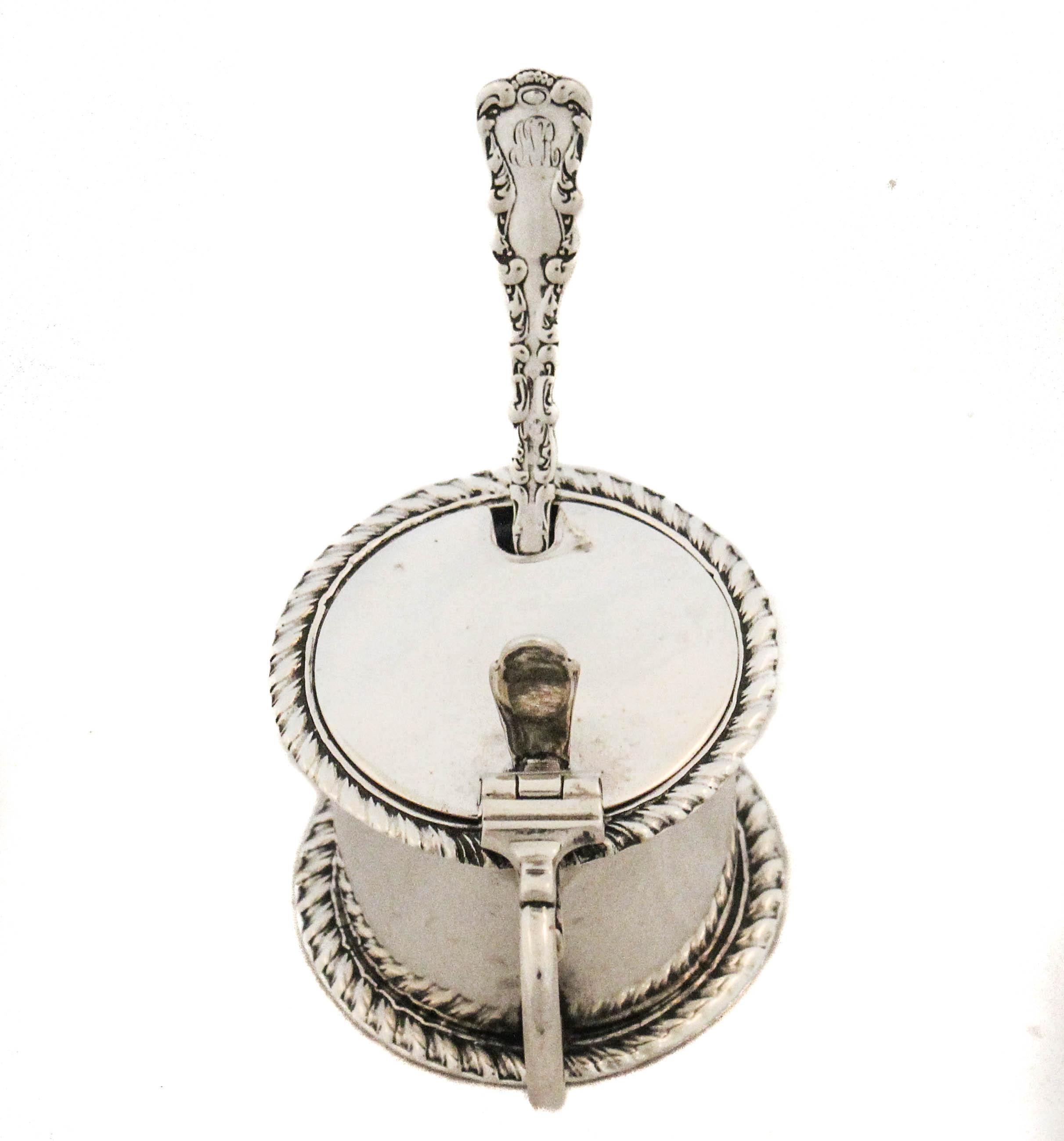 Inglese Vasetto di senape inglese in argento sterling con rivestimento in vetro cobalto, coperchio a cerniera e origine in vendita