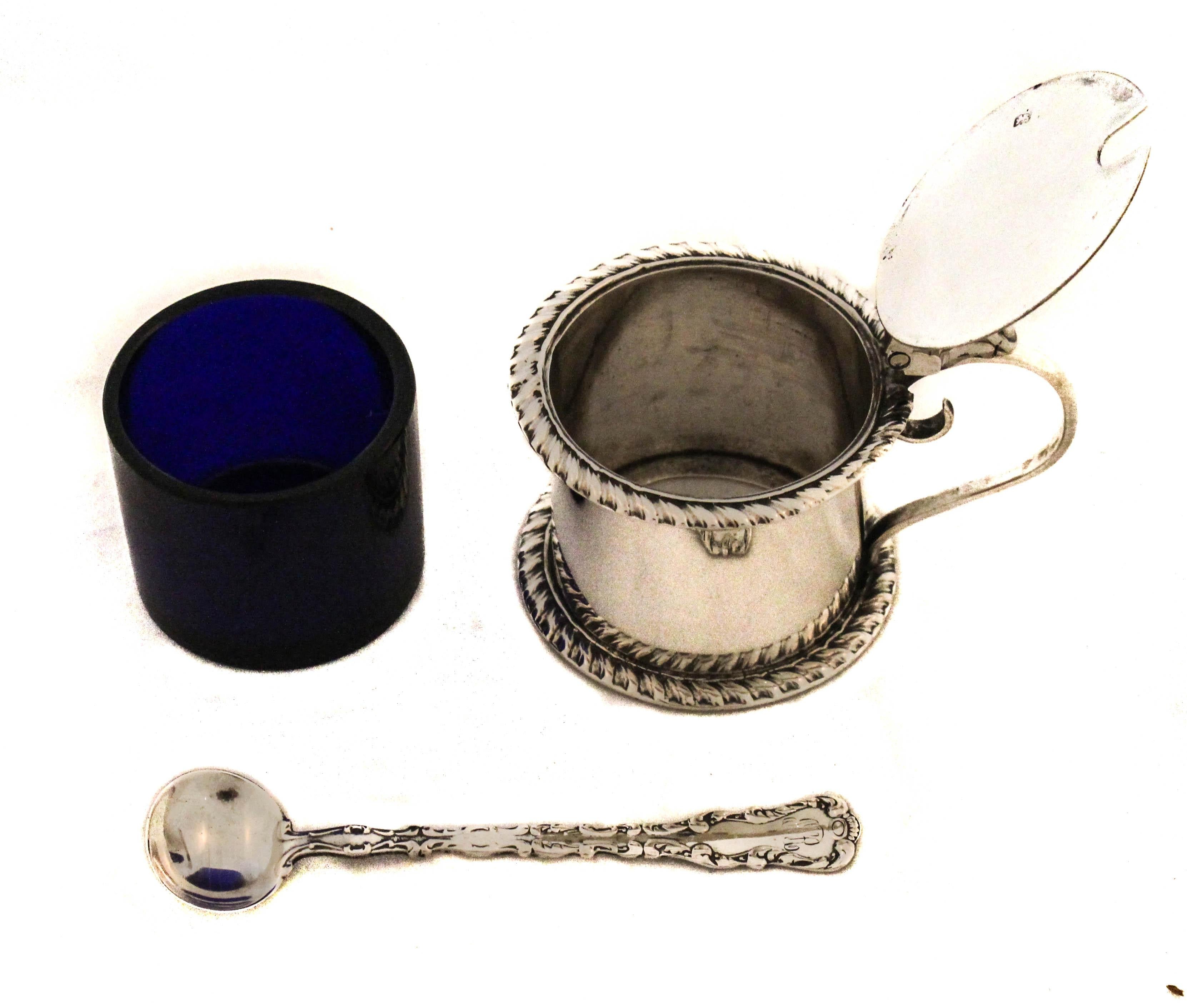 Vasetto di senape inglese in argento sterling con rivestimento in vetro cobalto, coperchio a cerniera e origine In condizioni ottime in vendita a Brooklyn, NY