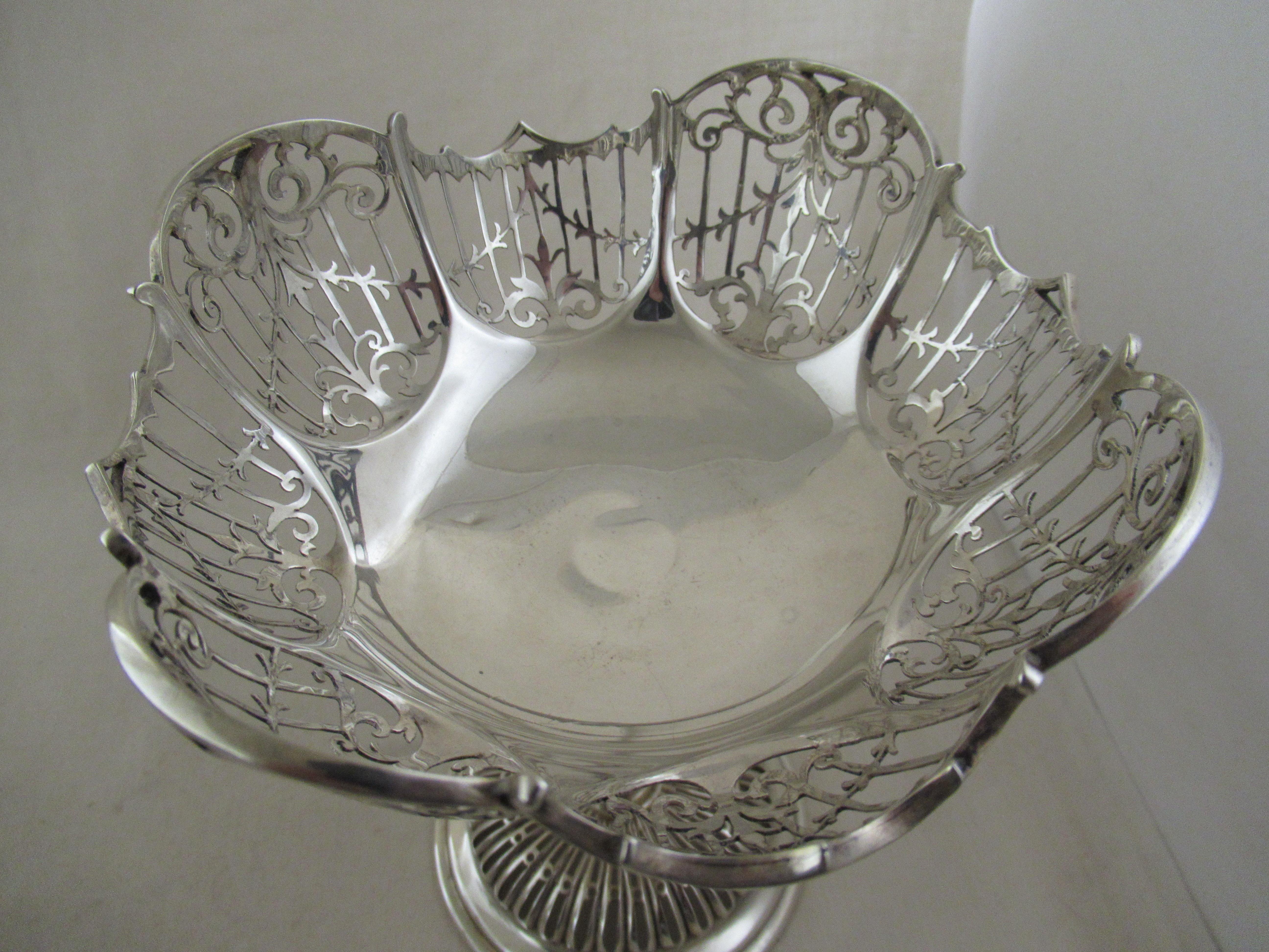 Argent sterling anglais - SUPERBE PAIRE DE COMPORTS - Poinçonné pour Sheffield 1912
Le poinçon de l'auteur est A&M, pour Maple & Co, Tottenham Court Road, Londres.  Un très grand magasin, spécialisé dans l'ameublement. Bien qu'ils aient leur propre