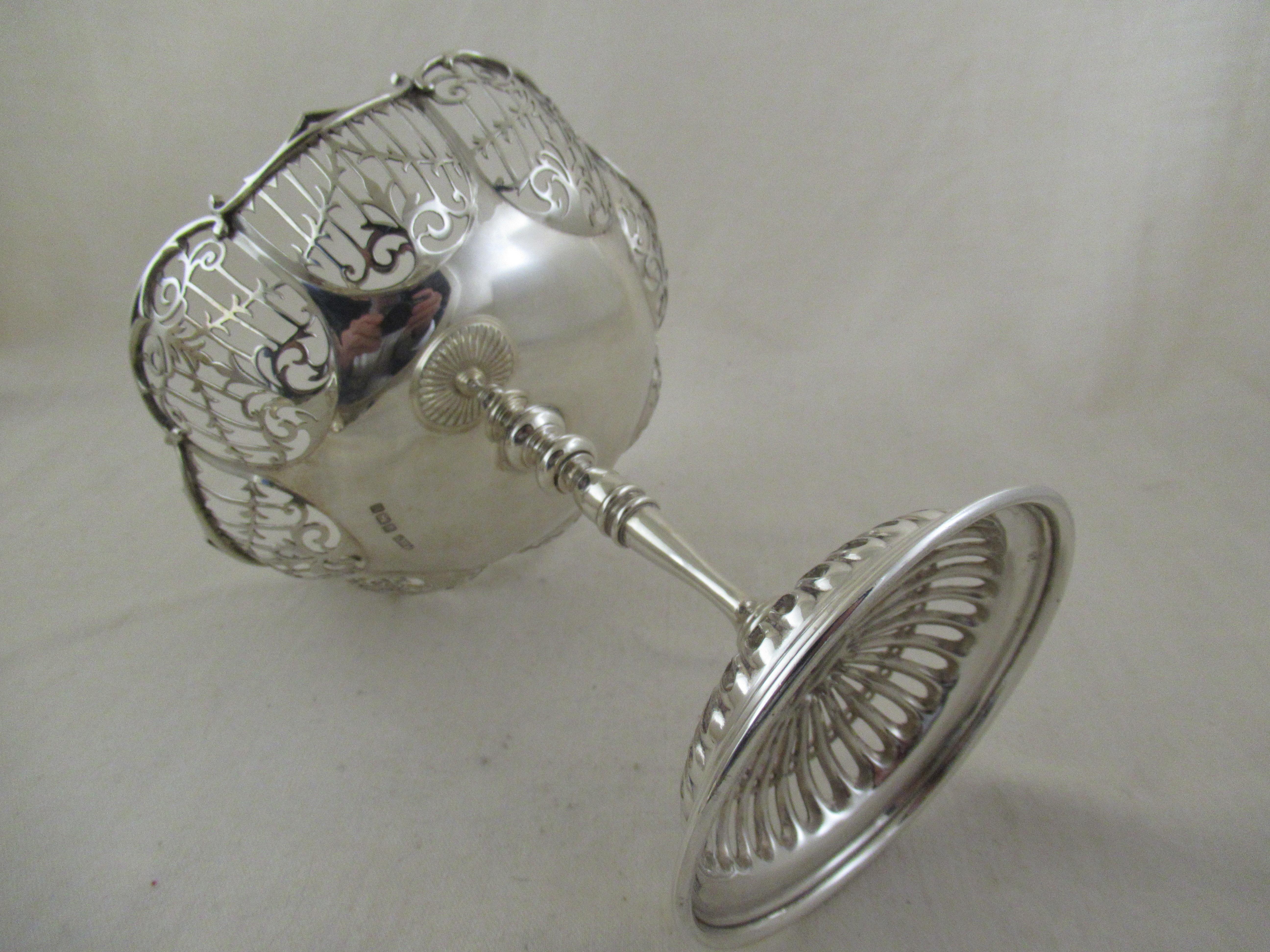 Anglais Paire de COMPORTS PEDESTAL anglais en argent sterling - Poinçonné : SHEFFIELD 1912 en vente