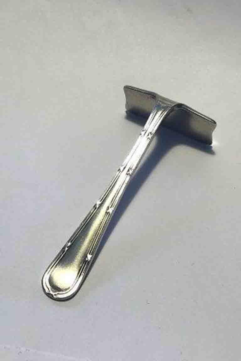 English Sterling Silver Pusher (Sheffield 1945) 

Measures 8.6 cm (3 25/64 in).
 