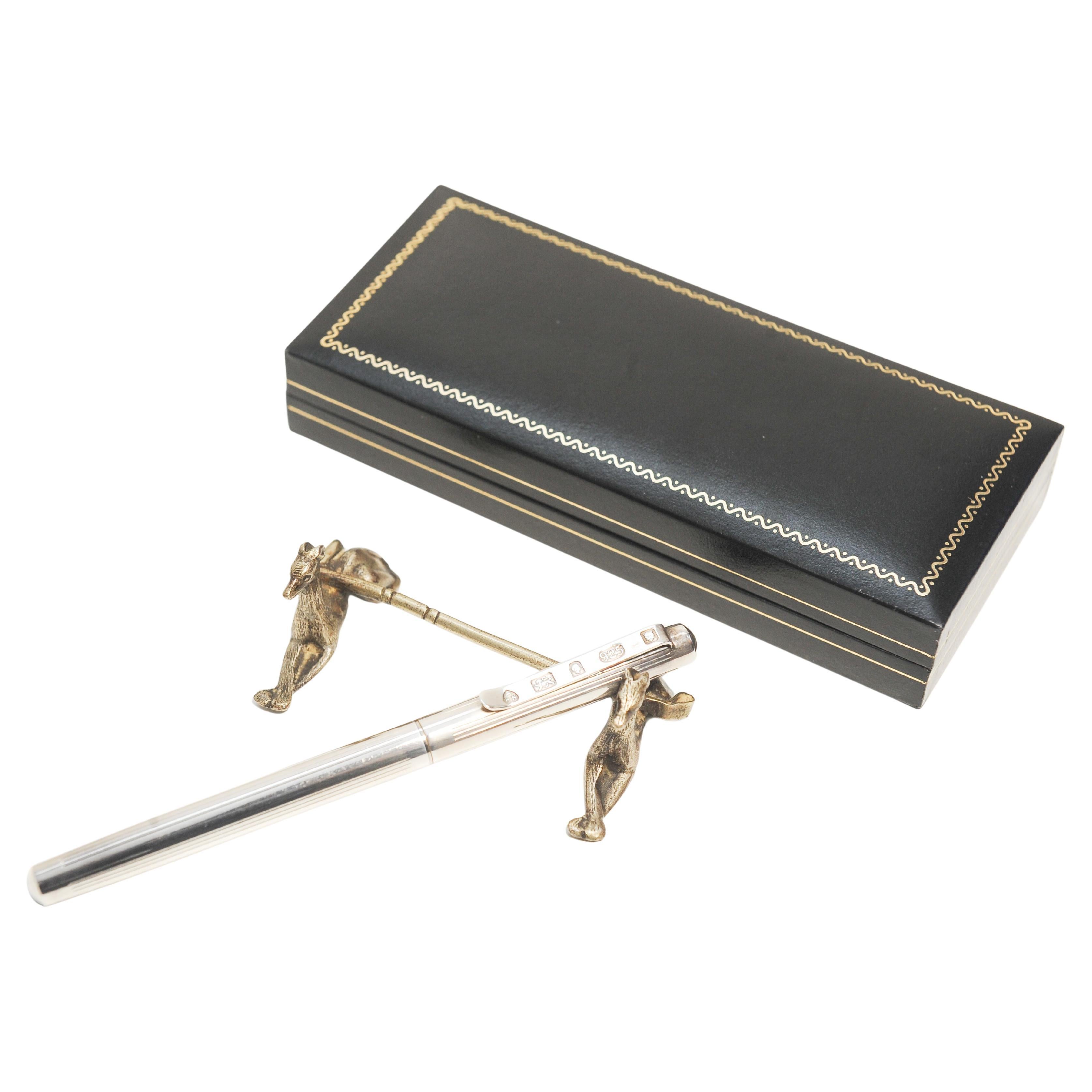 English Sterling Silver Haviland-Nye Hallmarked Fountain Pen With A Schmidt Medium Nib, With A Black Tooled Leather Box. Designed 2002 London  Specifically for H.R.H Queen Elizabeth II Golden Golden Jubilee.

Pen Weighs 21.7g 


