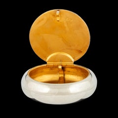 Caja redonda inglesa de plata de ley con tapa engastada de cristal