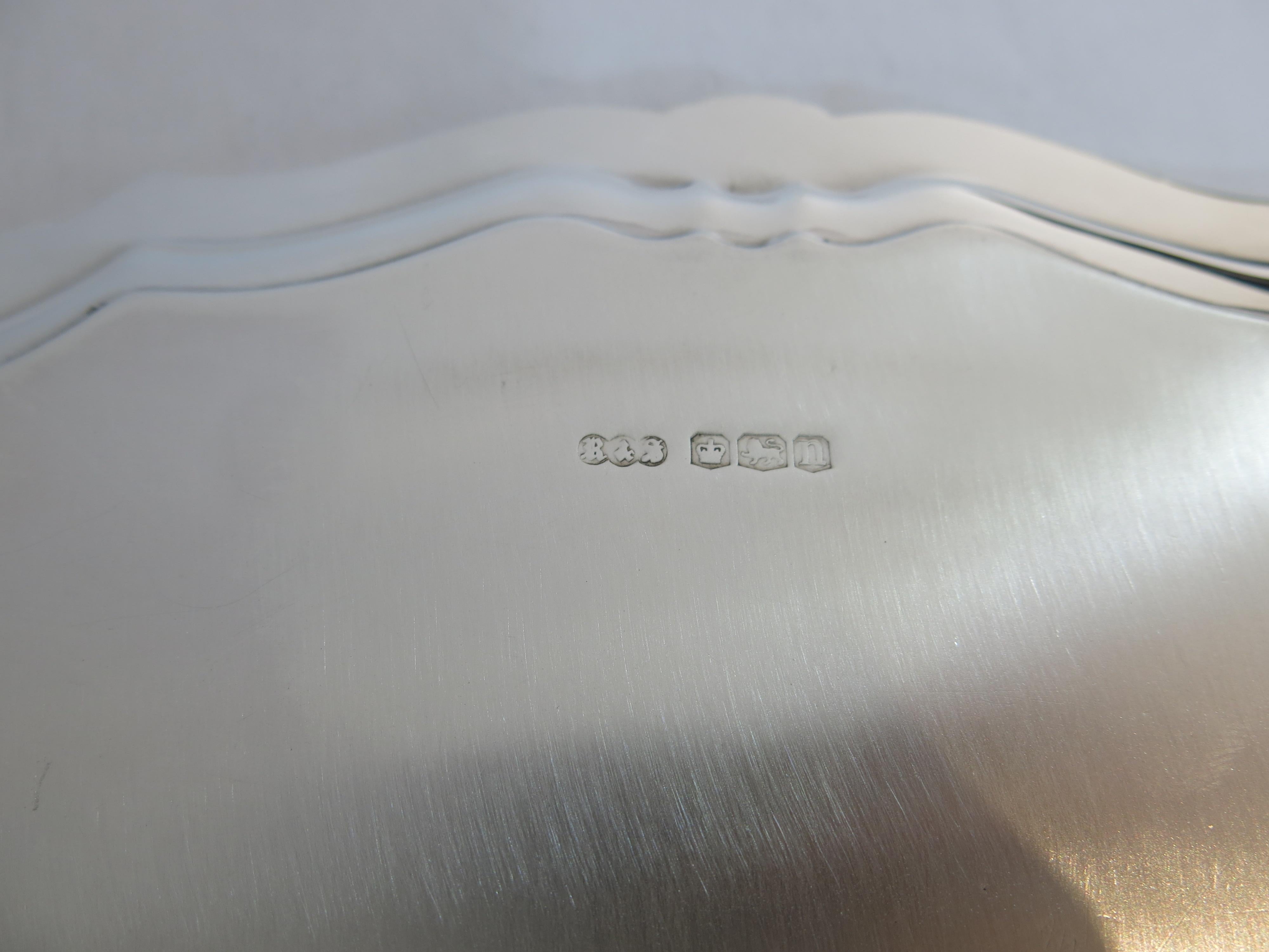 English, Sterling Silver Round Footed Tray In Good Condition For Sale In New York, NY
