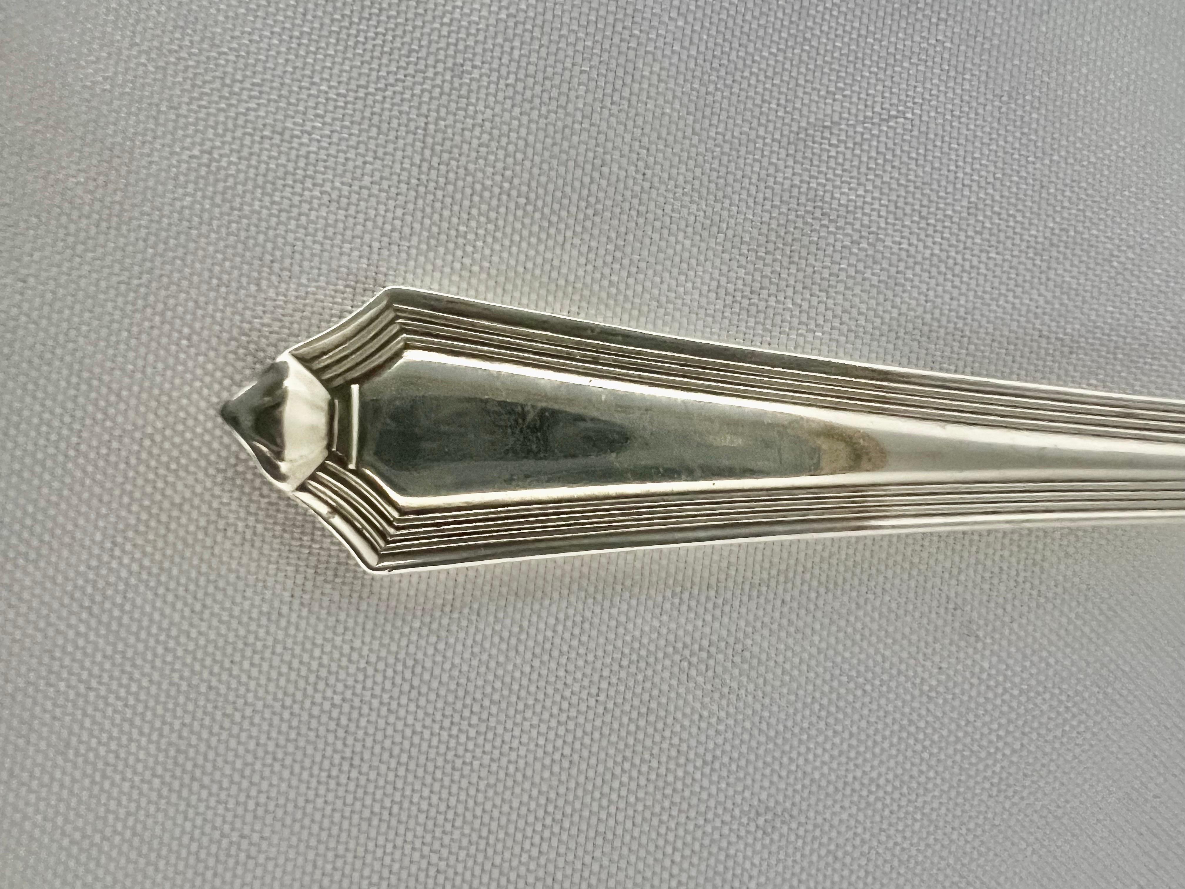 English Sterling Silver Serving Spoon In Good Condition For Sale In Los Angeles, CA