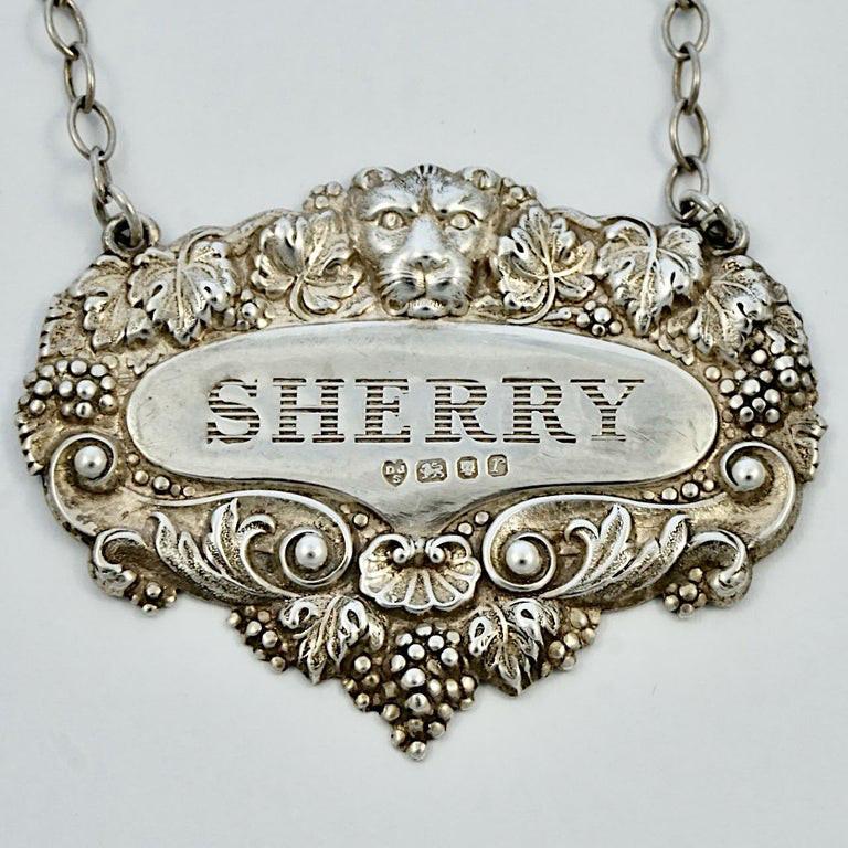 Splendida etichetta per decanter da sherry in argento sterling, decorata con un grazioso leone e foglie di vite con uva. Misura 5,25 cm per 4 cm e pesa 10,5 grammi. Sull'etichetta sono impressi un leone, una testa di leone e la data r. Questo