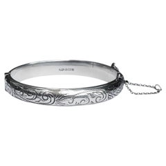 Pulsera tipo brazalete de plata de ley inglesa con grabado en espiral y cadena de seguridad, de los años 60