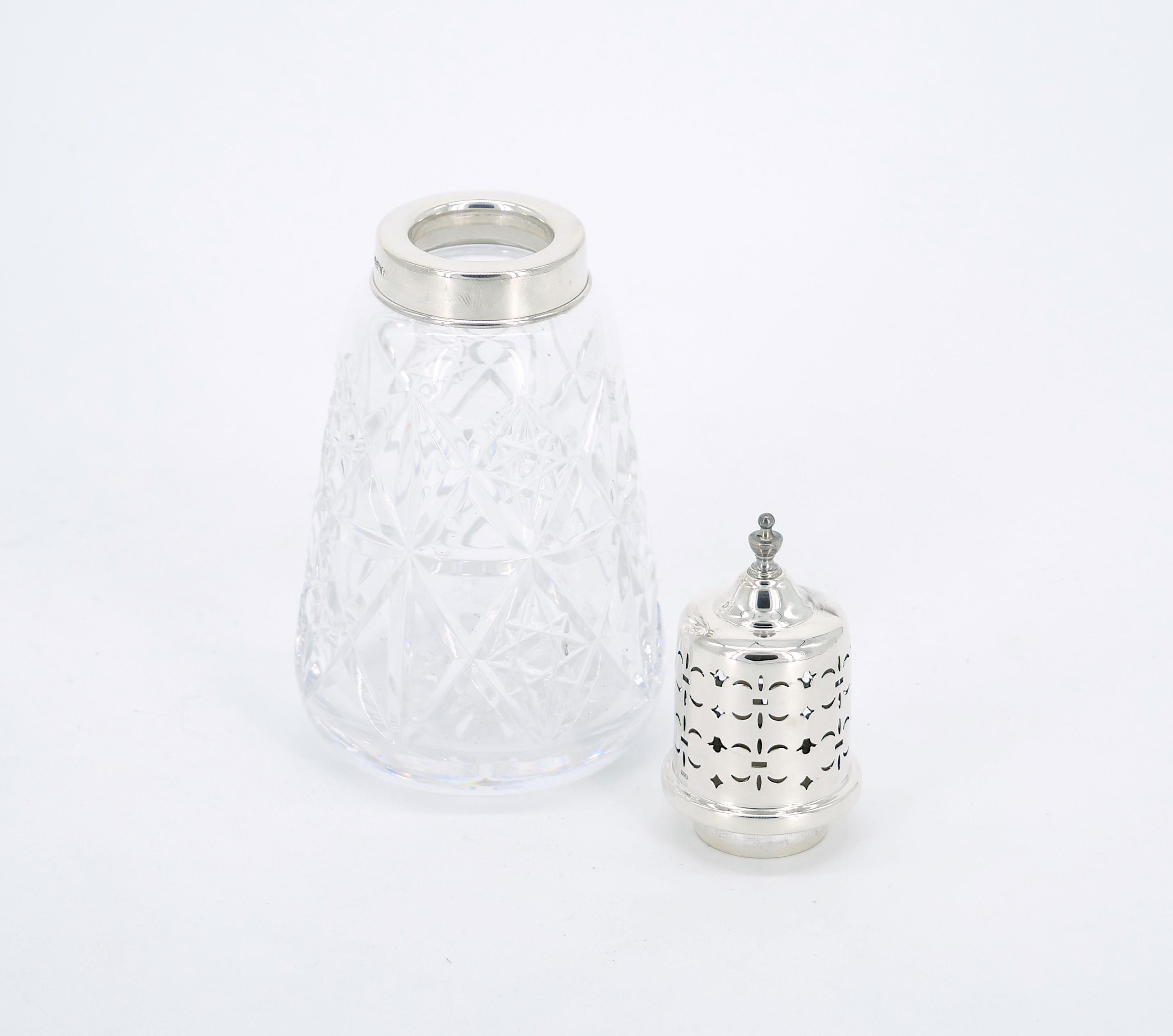 Dieser exquisite englische Sterling Silver Top Cut Glass Sugar Receptacle ist eine perfekte Mischung aus Handwerkskunst und Eleganz. Das handgravierte Äußere verleiht diesem klassischen Geschirr einen Hauch von Raffinesse. Das tadellos erhaltene