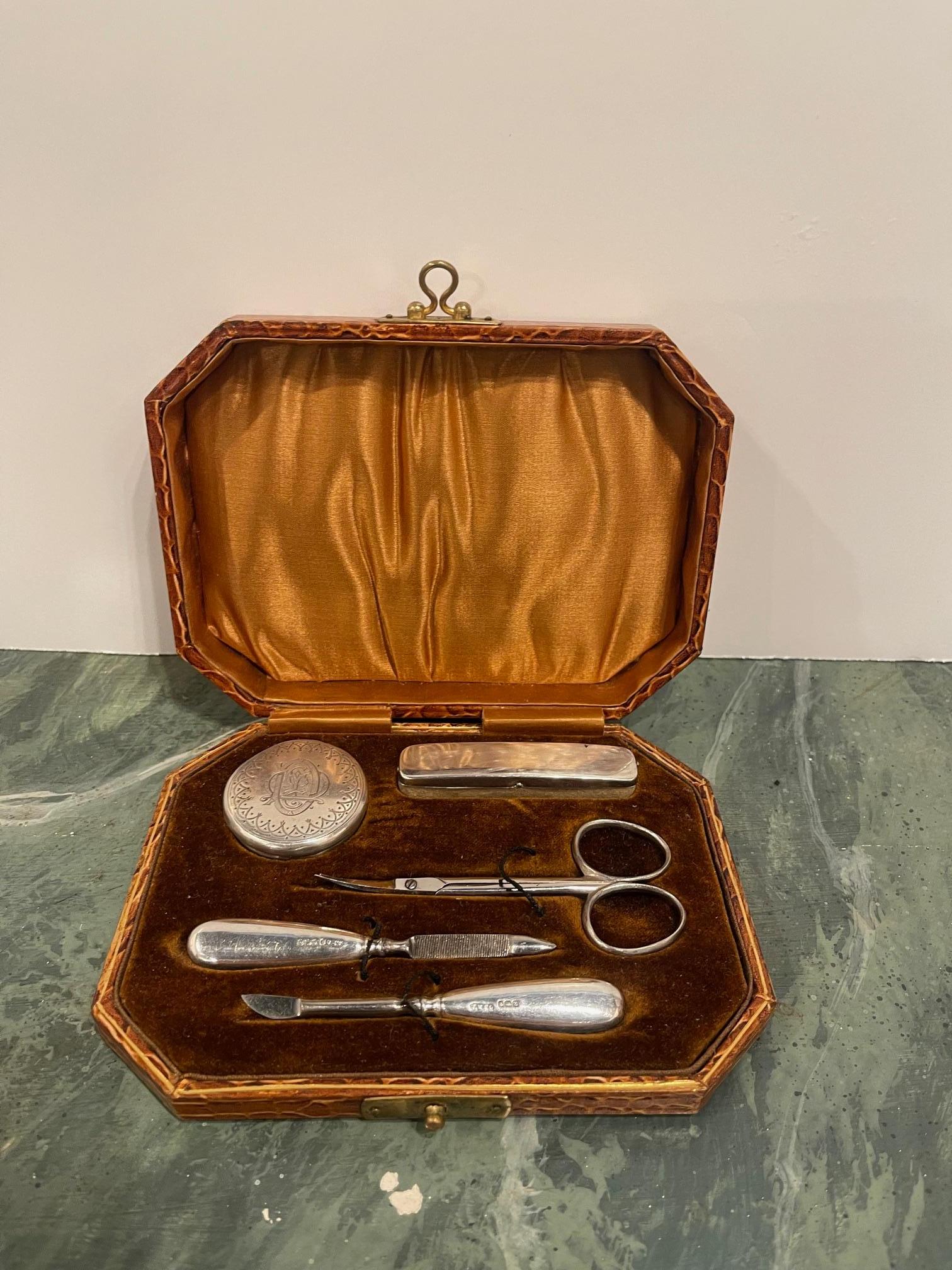 Inglese Suite di kit per manicure e unghie in argento sterling, 20° secolo in vendita