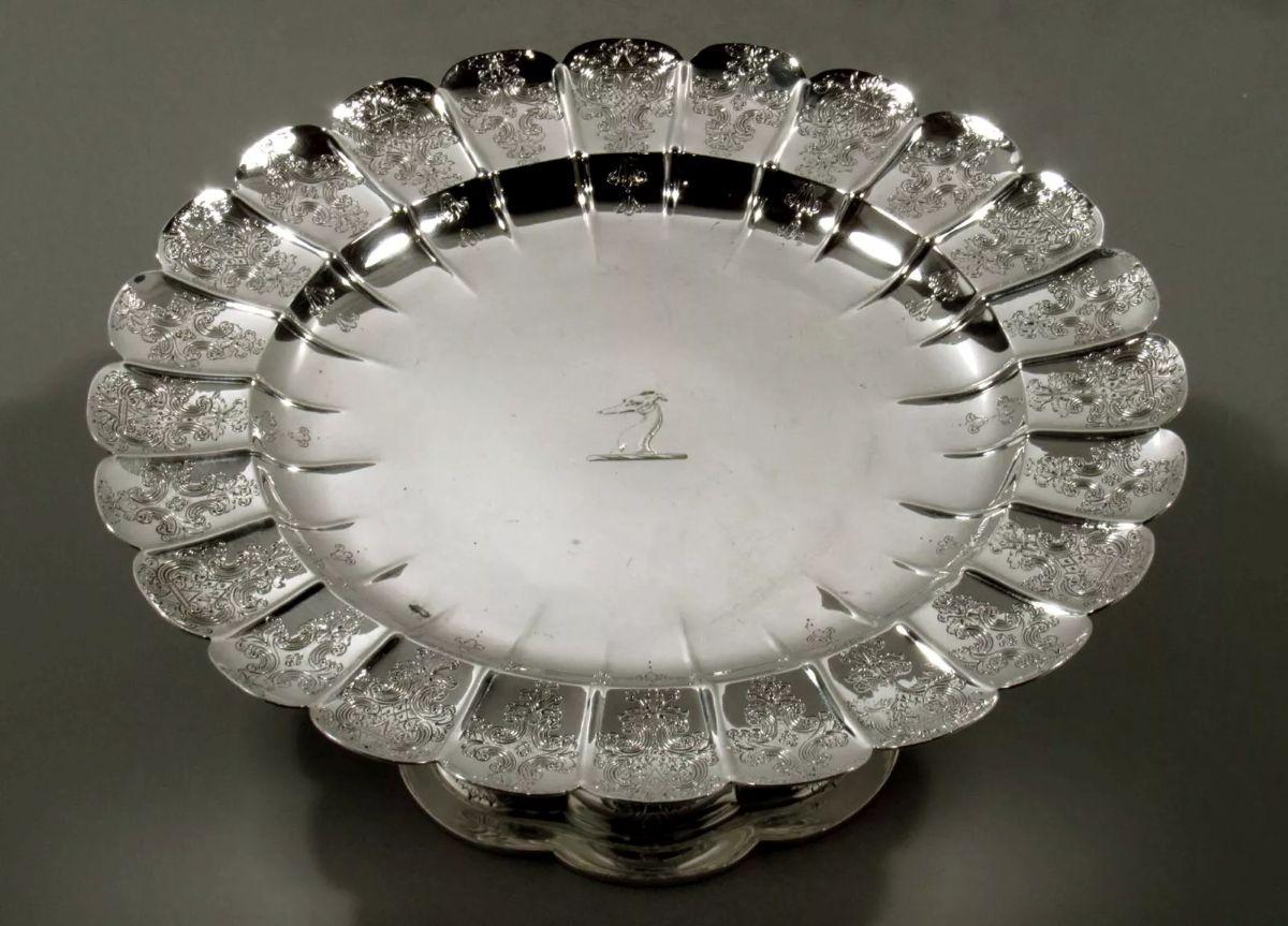ENGLISH STERLING TAZZA Circa 1843  ROBERT GARRARD known as  Royal Silversmith In Good Condition For Sale In Laguna Beach, CA