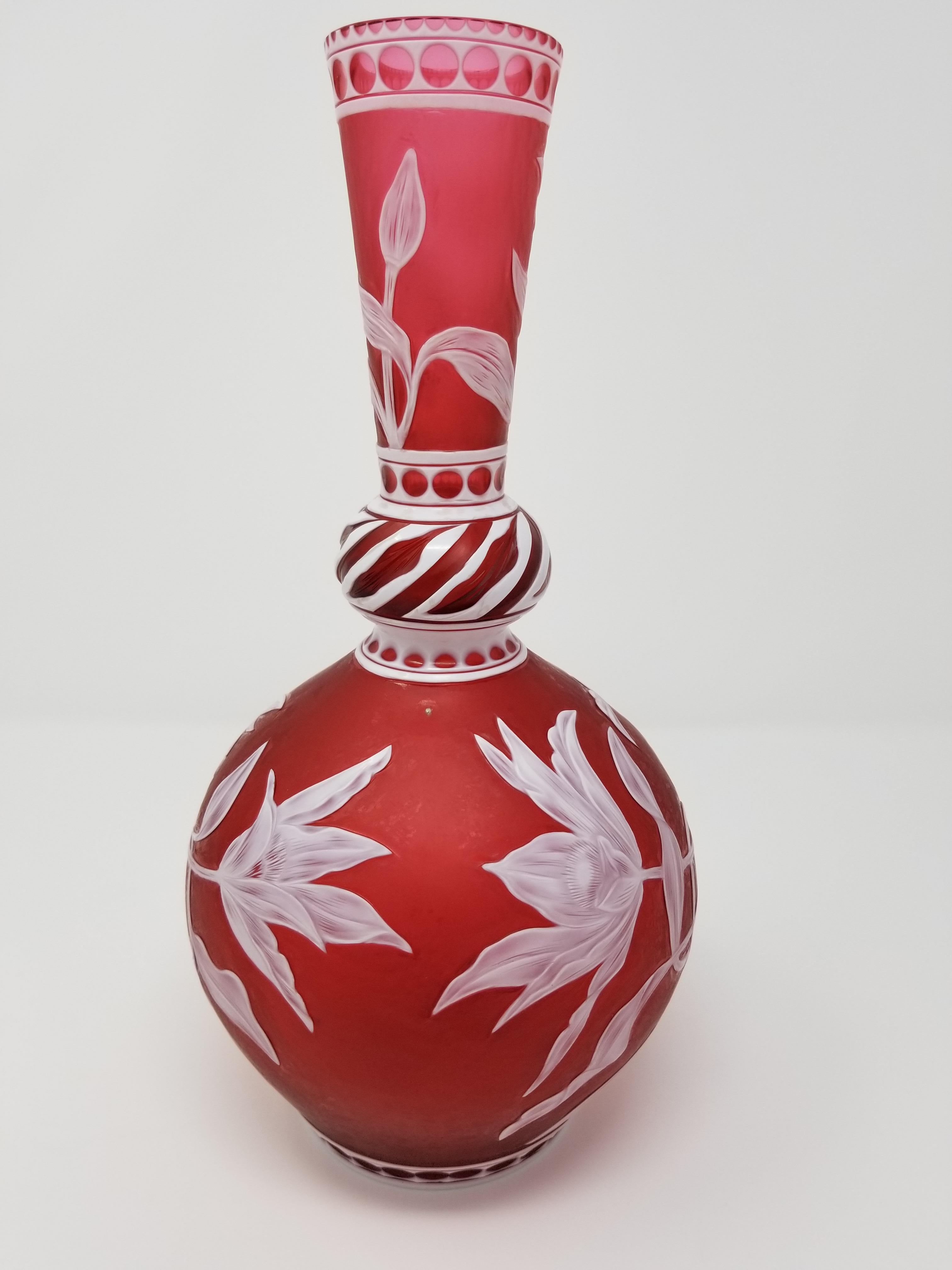 Art déco Vase en verre anglais Stevens & Williams à superposition de camées par J. Millward, Musée Birks en vente